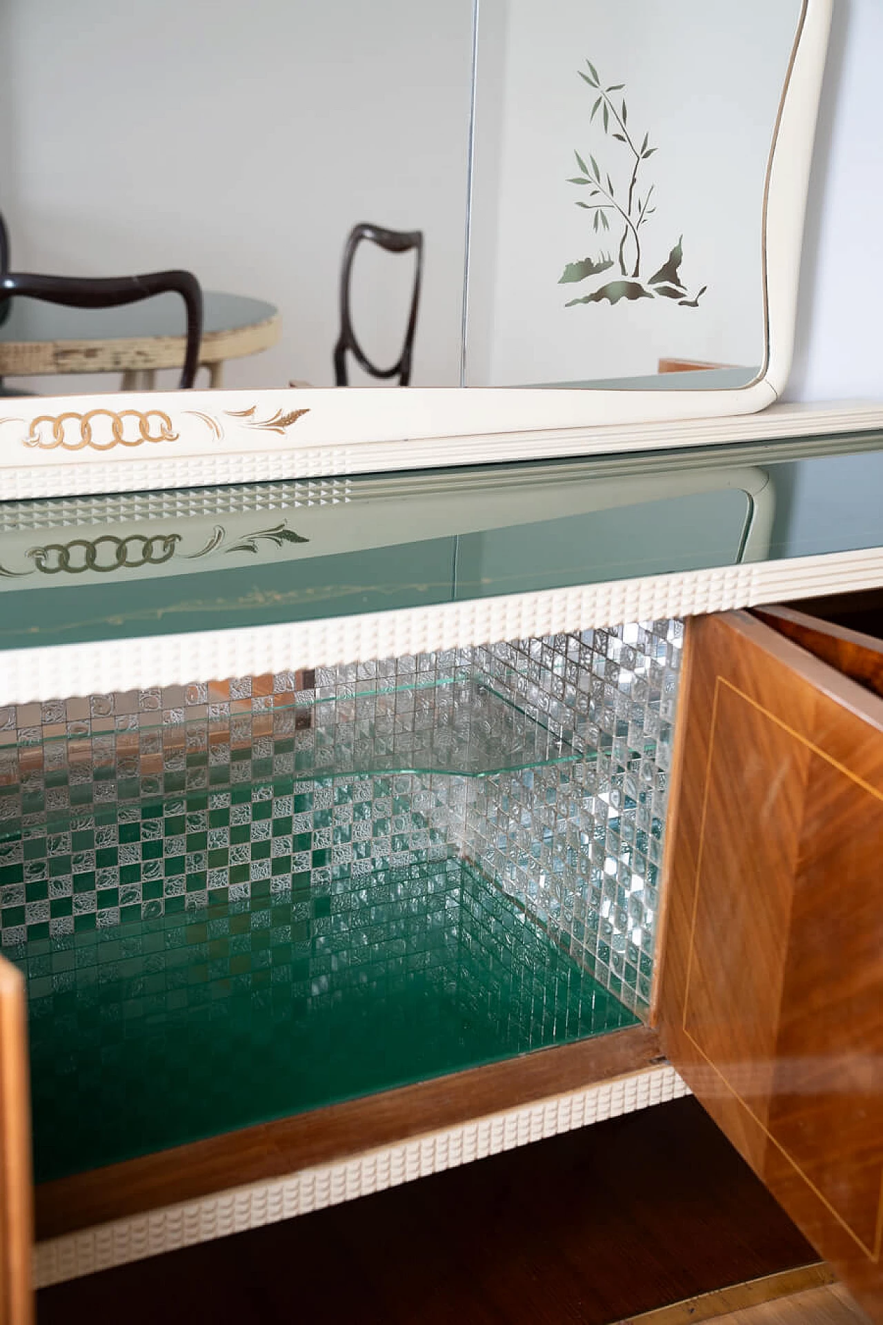 Pair of sideboards with mirror, table and chairs in the style of Vittorio Dassi, 1950s 30