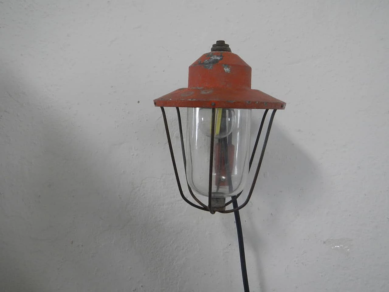 Lampada da esterno in metallo rosso e vetro di Marbo, anni '50 1