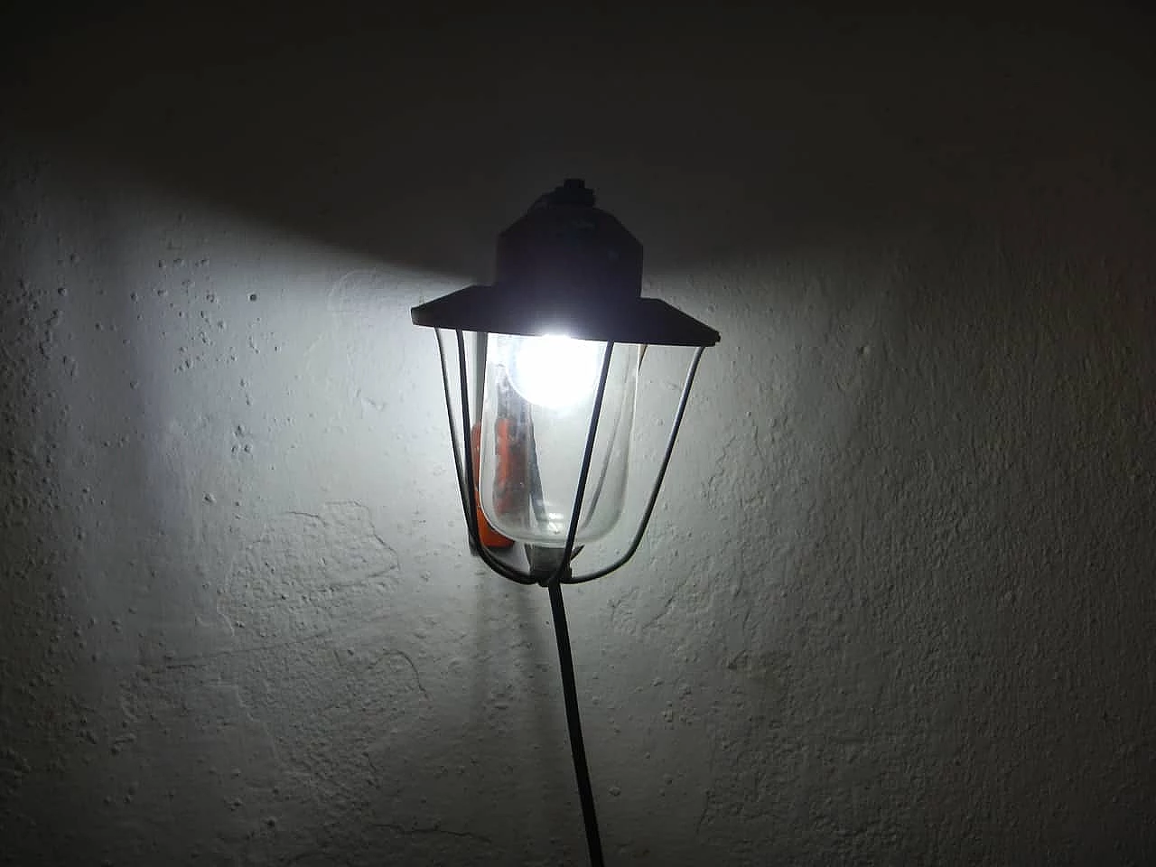 Lampada da esterno in metallo rosso e vetro di Marbo, anni '50 8