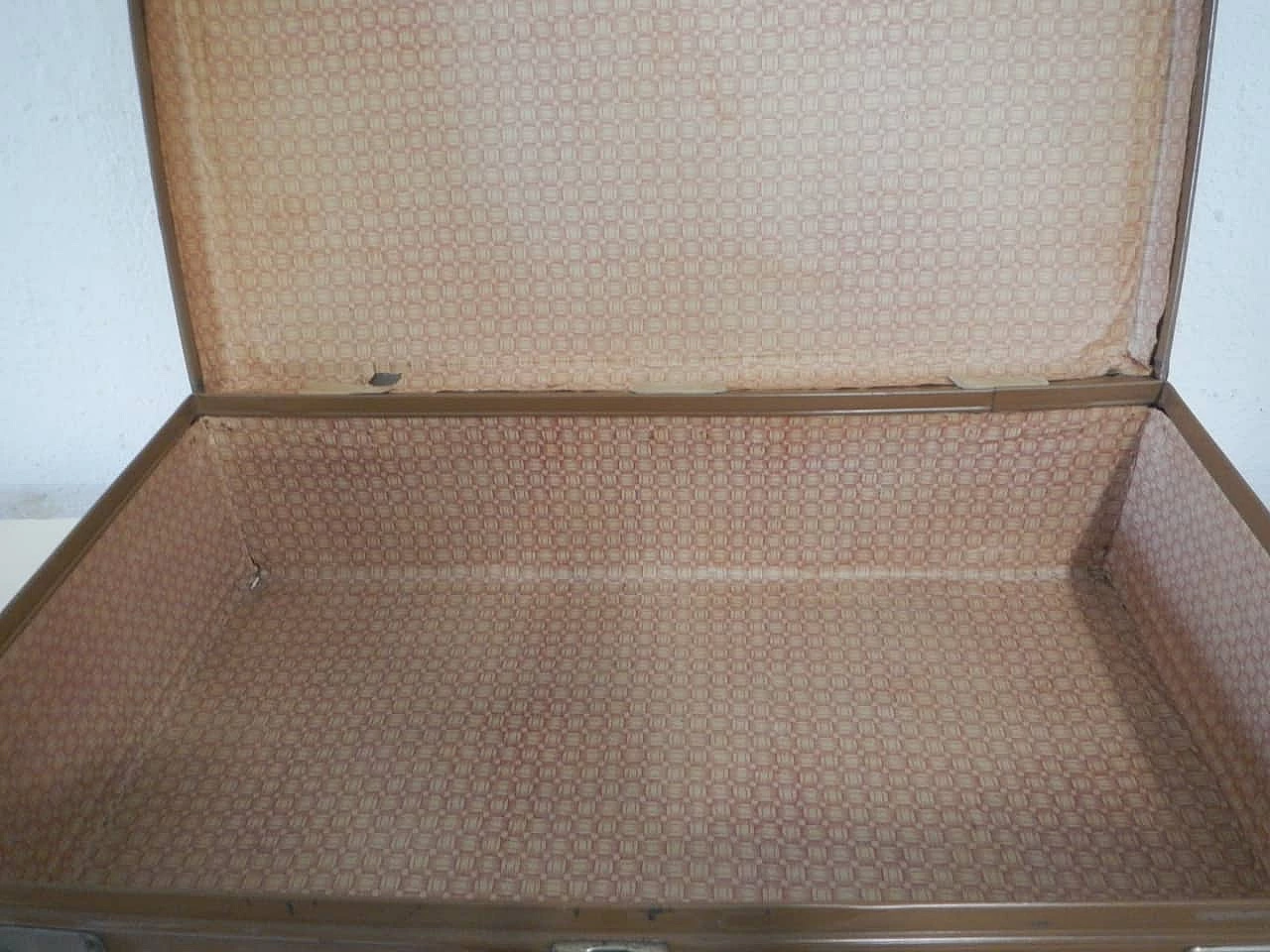 Valigia in cartone, similpelle e metallo, anni '70 8