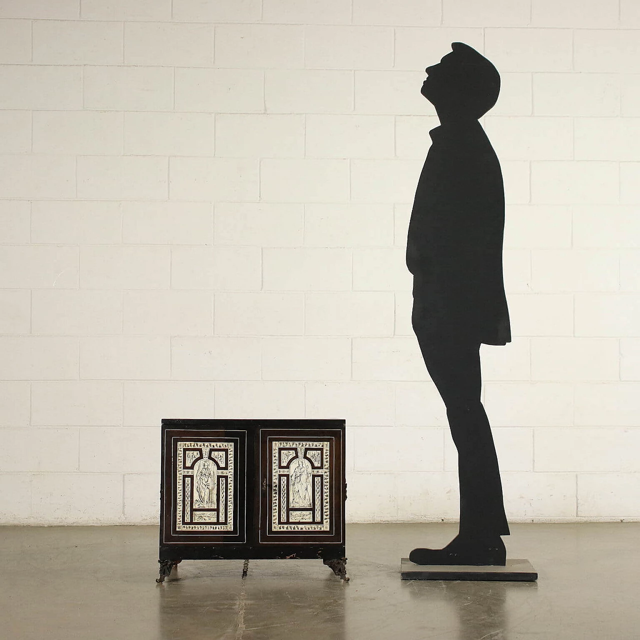 Neapolitan cabinet in ebony and ivory with allegorical figures, 17th century 2