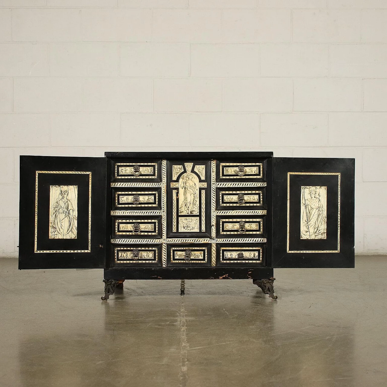 Neapolitan cabinet in ebony and ivory with allegorical figures, 17th century 3