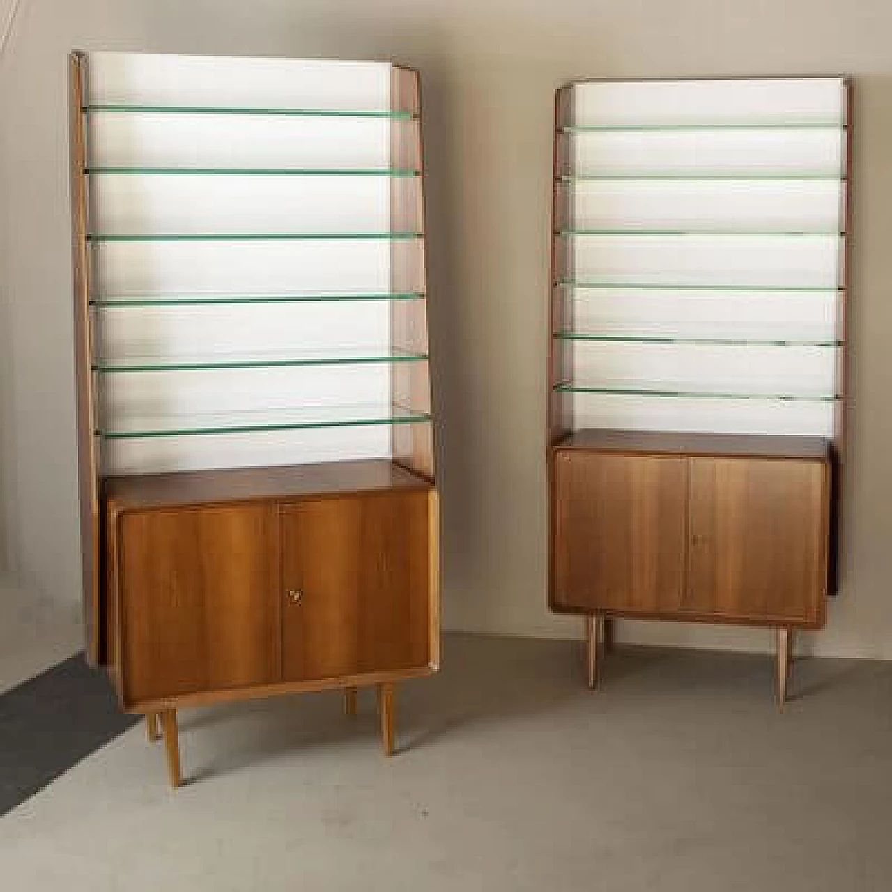 Pair of walnut and crystal bookcases by Ico and Luisa Parisi, 1960s 1