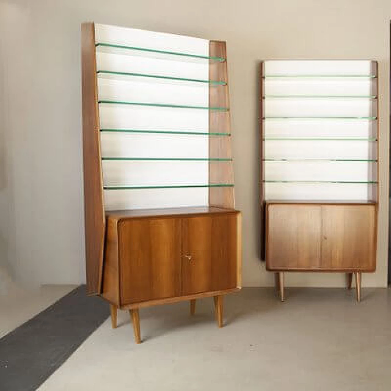 Pair of walnut and crystal bookcases by Ico and Luisa Parisi, 1960s 13
