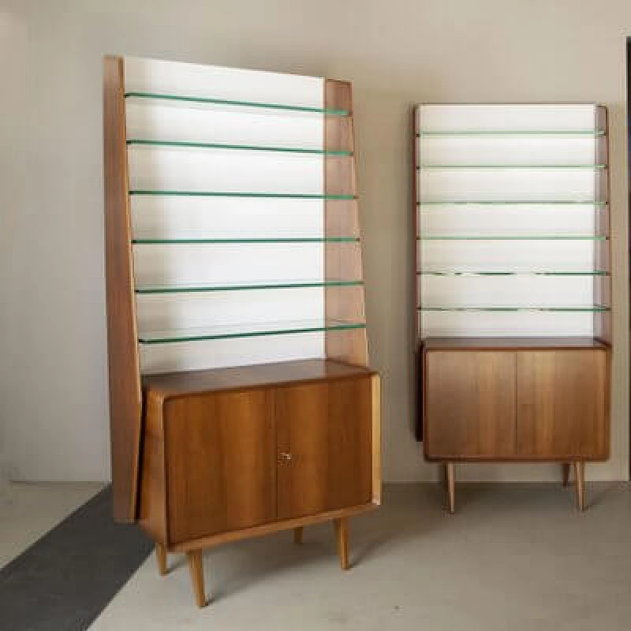 Pair of walnut and crystal bookcases by Ico and Luisa Parisi, 1960s 16