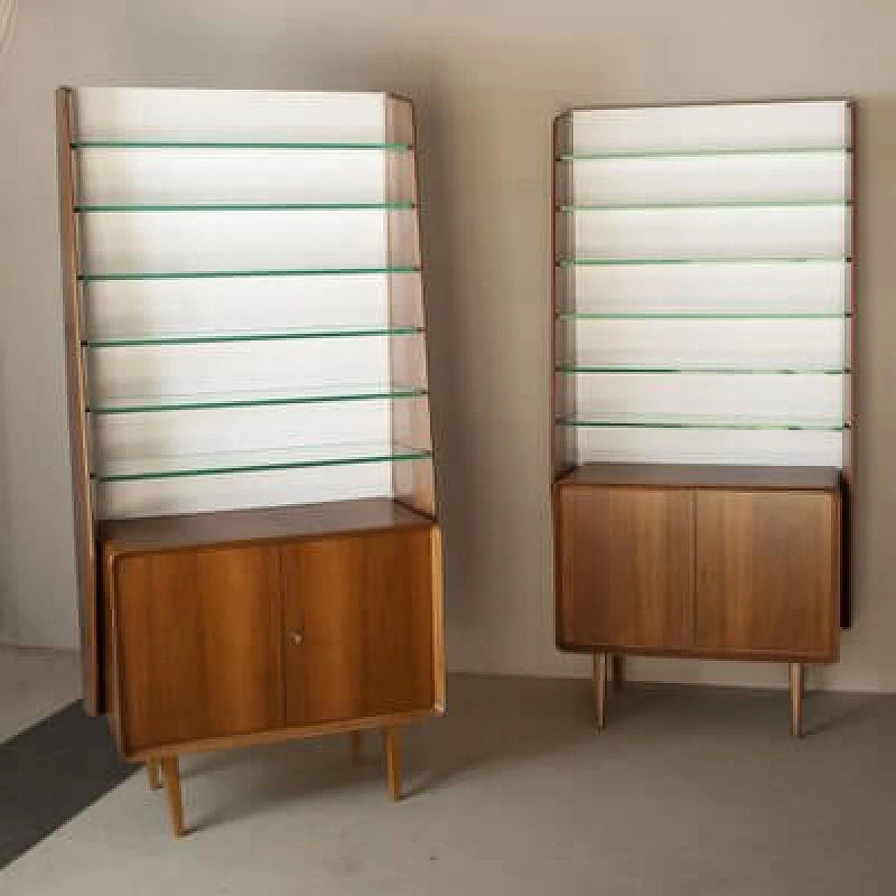 Pair of walnut and crystal bookcases by Ico and Luisa Parisi, 1960s 17