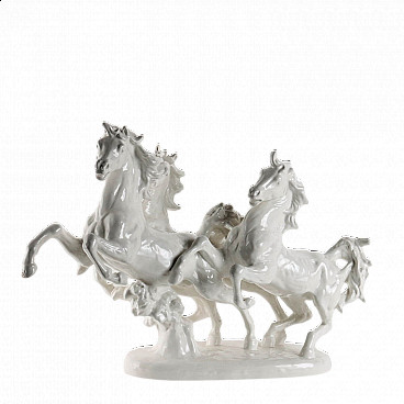 Scultura di tre cavalli in porcellana bianca