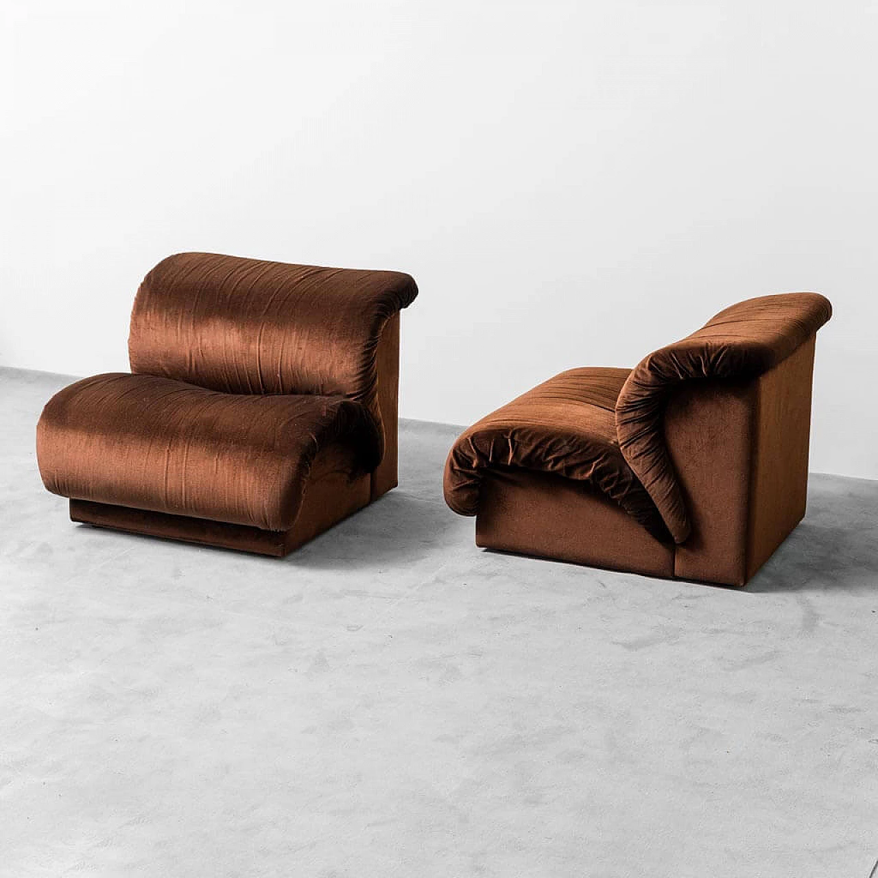 Coppia di poltrone in velluto marrone di Doimo Salotti, anni '70 1
