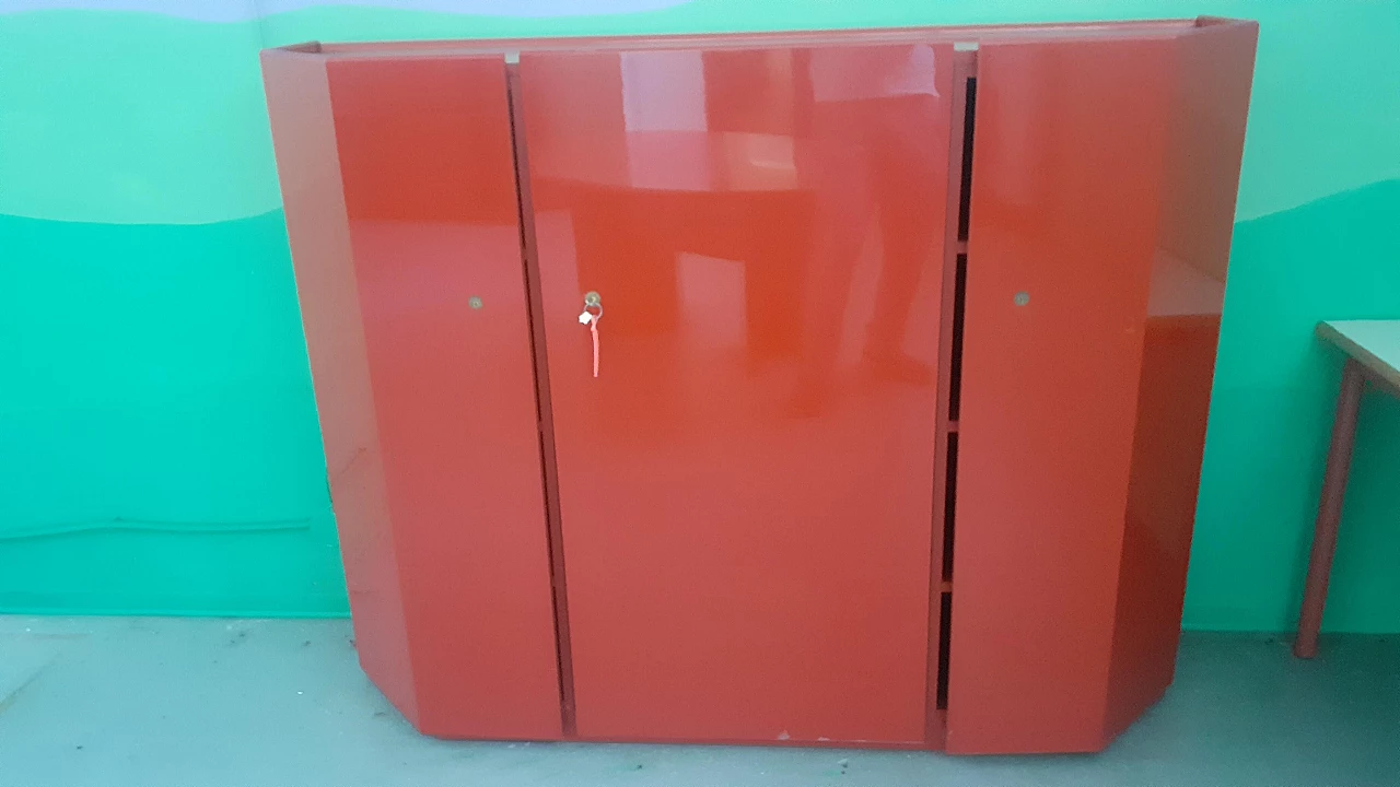 Credenza Bramante in legno laccato rosso di Kazuhide Takahama per Simon Gavina, anni '70 1