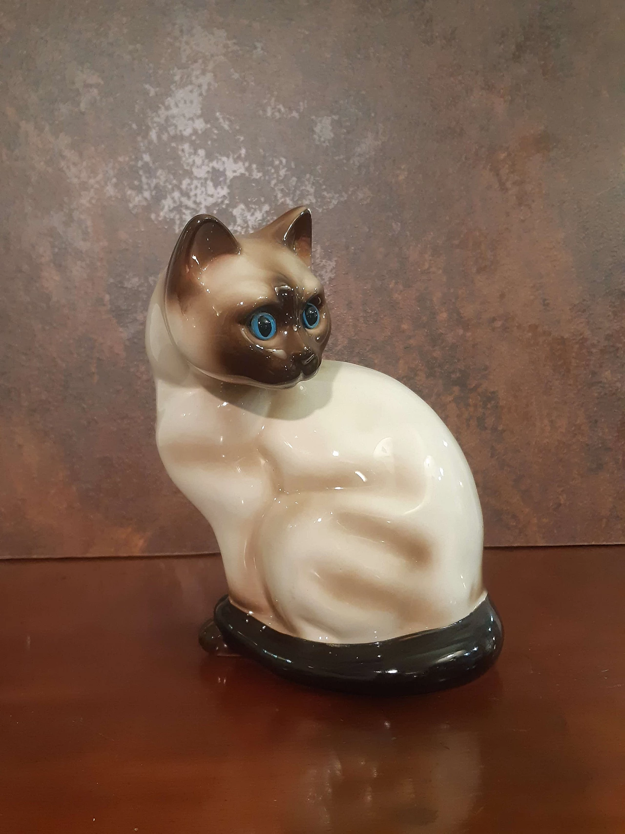 Scultura inglese in porcellana di gatto siamese 1
