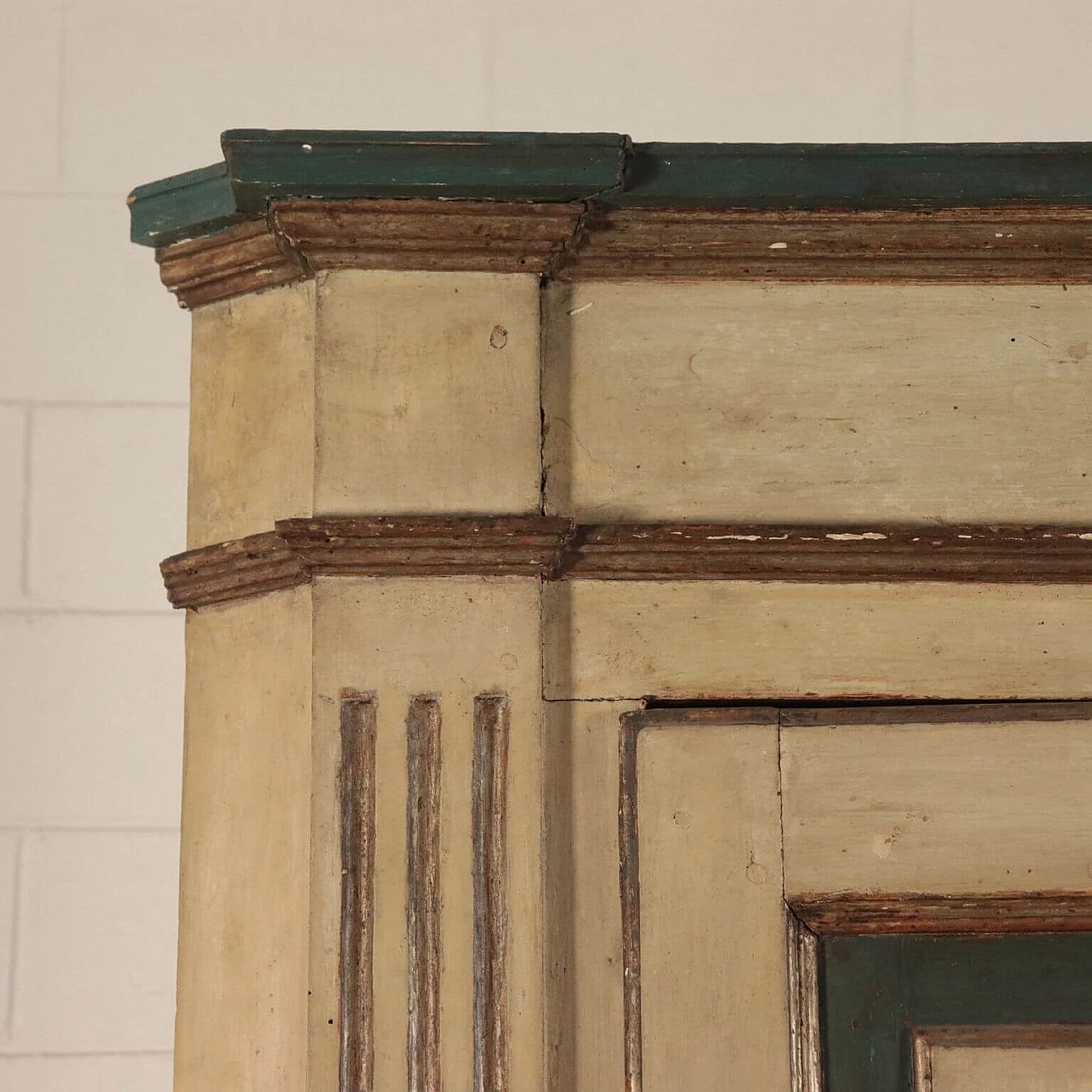 Pair of neoclassical palace angular cabinets, 18th century 7