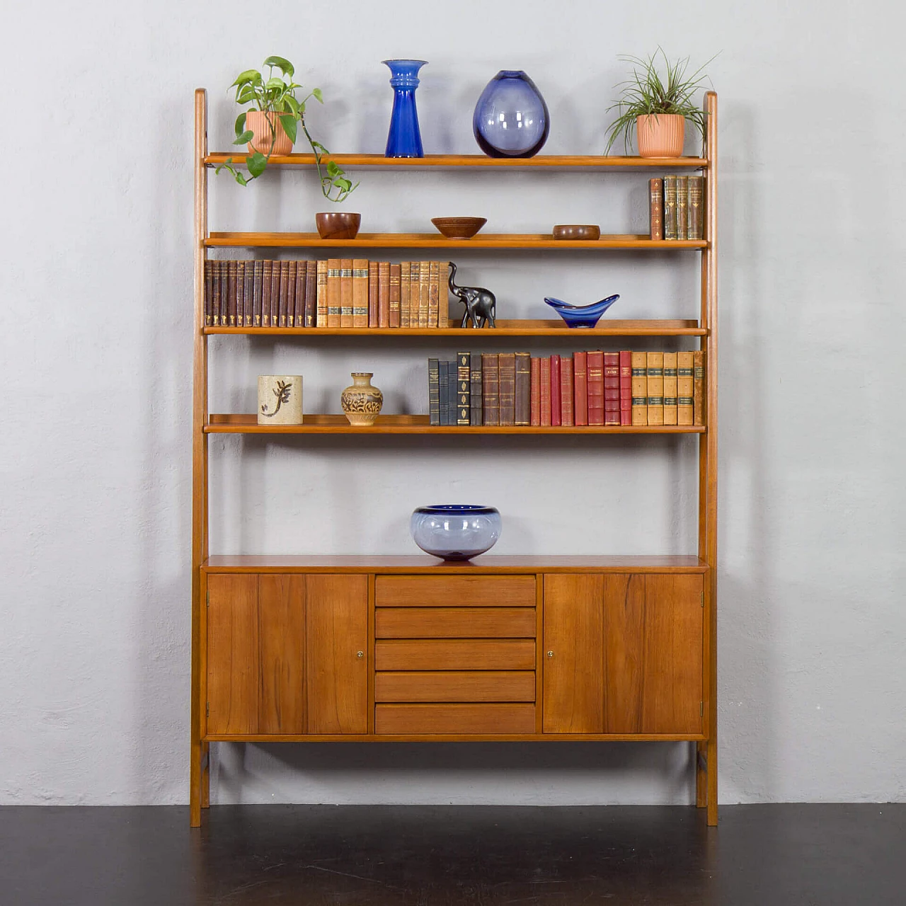 Libreria norvegese in teak con ante e cassetti, anni '60 1