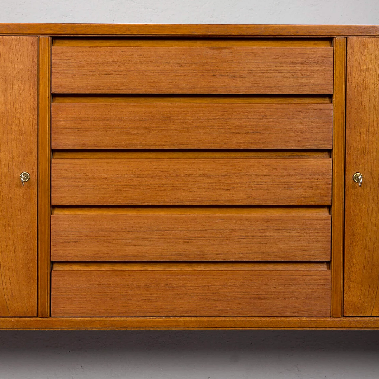 Libreria norvegese in teak con ante e cassetti, anni '60 16