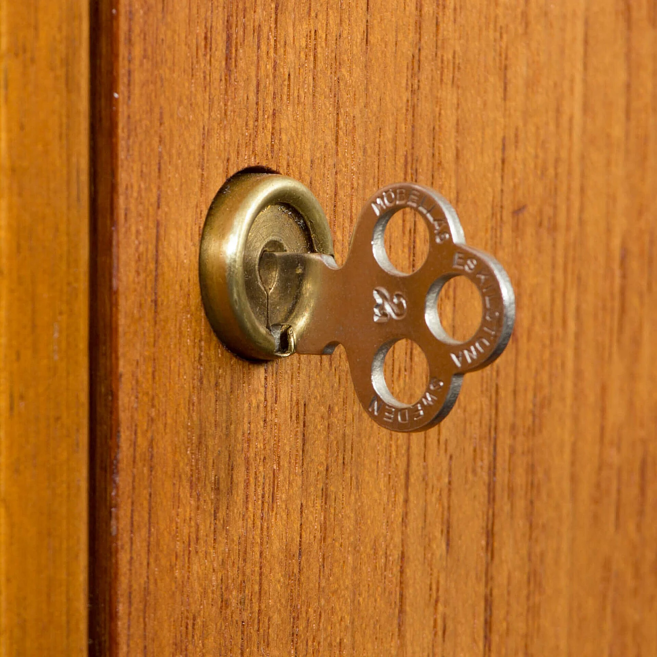 Libreria norvegese in teak con ante e cassetti, anni '60 17