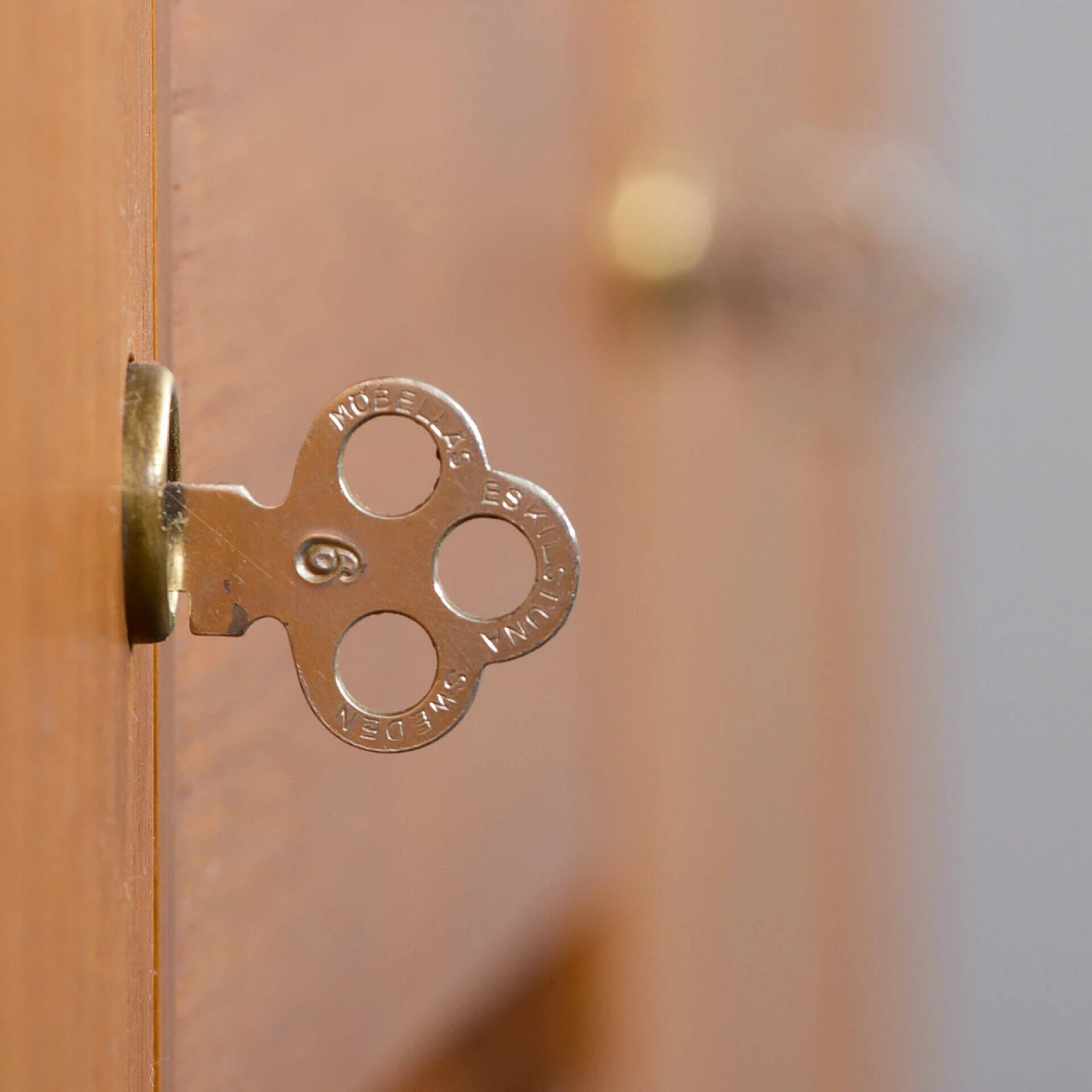 Libreria norvegese in teak con ante e cassetti, anni '60 18