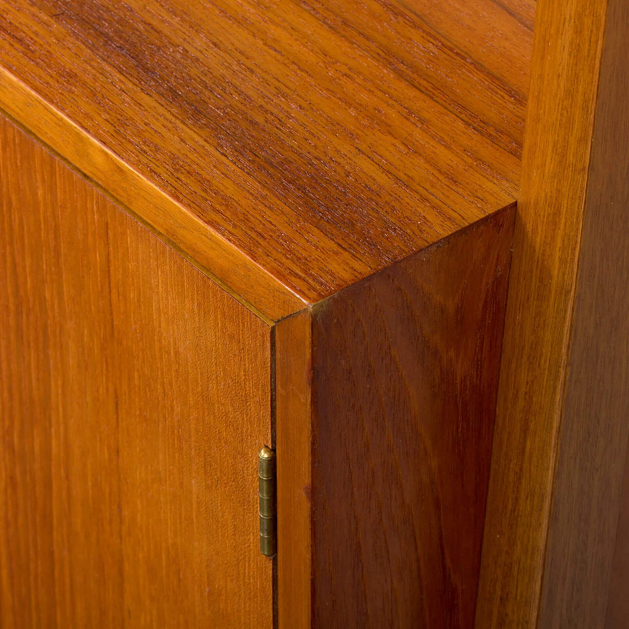 Libreria norvegese in teak con ante e cassetti, anni '60 22