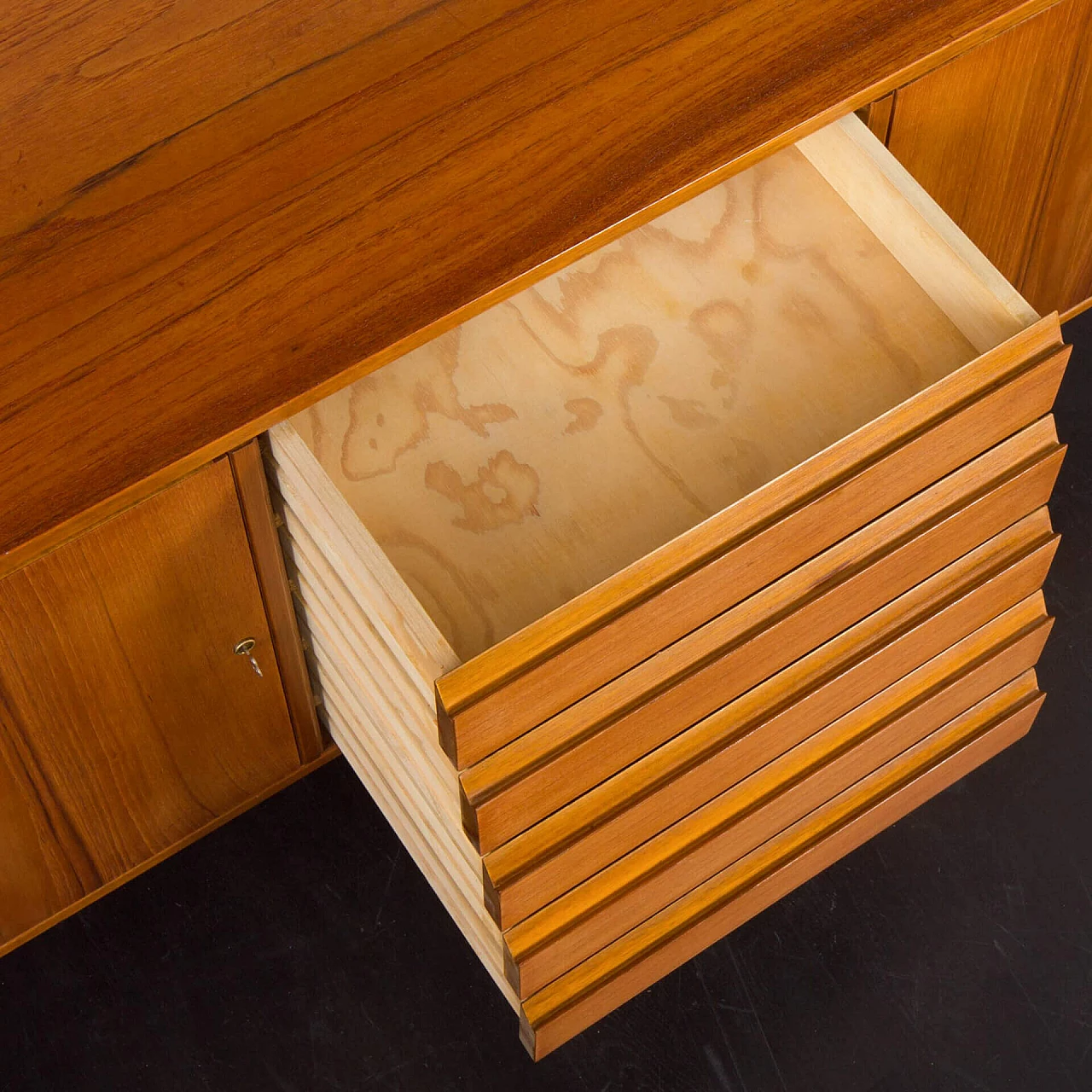 Libreria norvegese in teak con ante e cassetti, anni '60 23