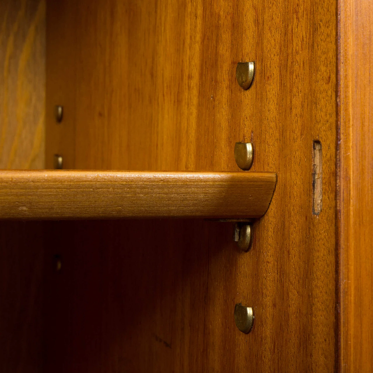 Libreria norvegese in teak con ante e cassetti, anni '60 26