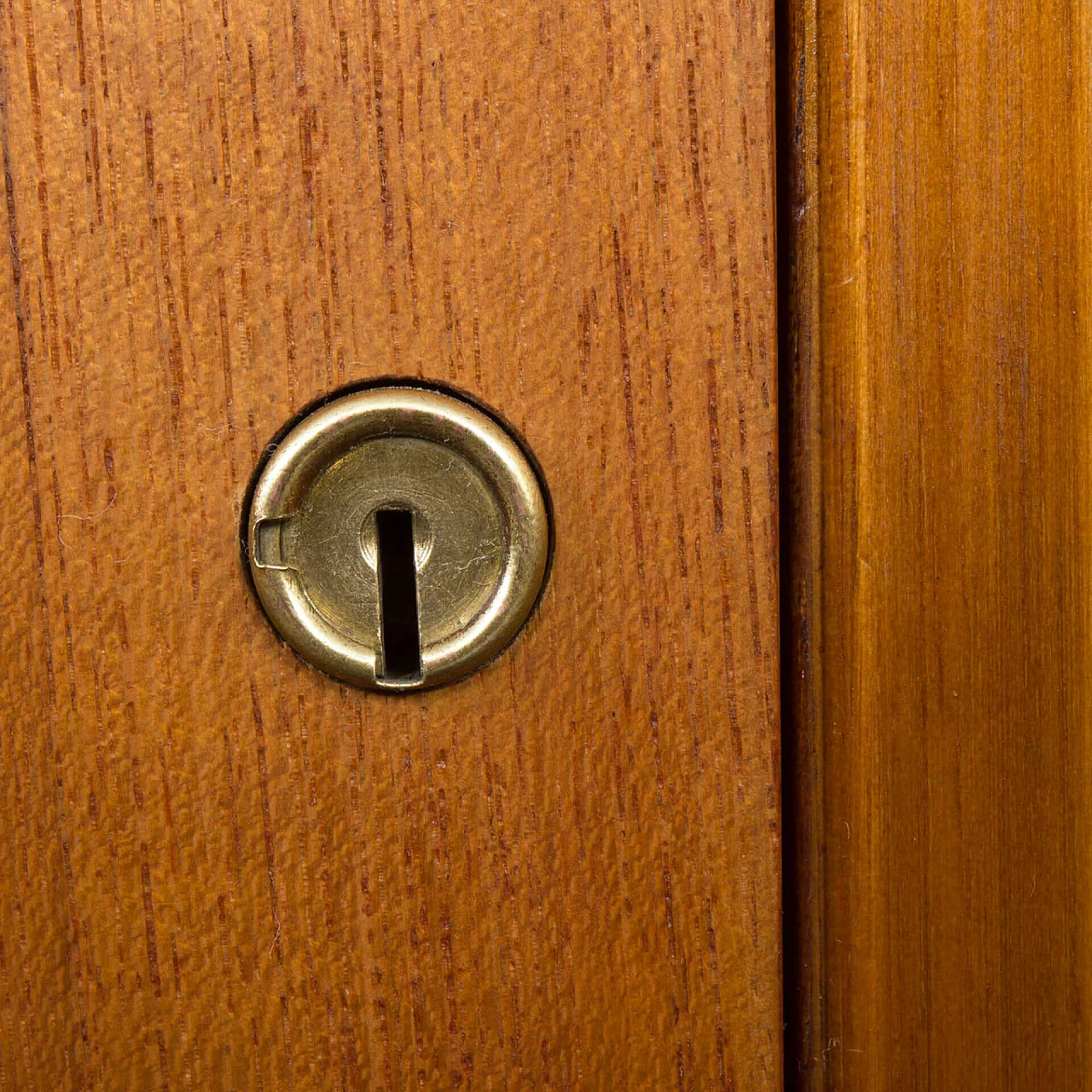 Libreria norvegese in teak con ante e cassetti, anni '60 27