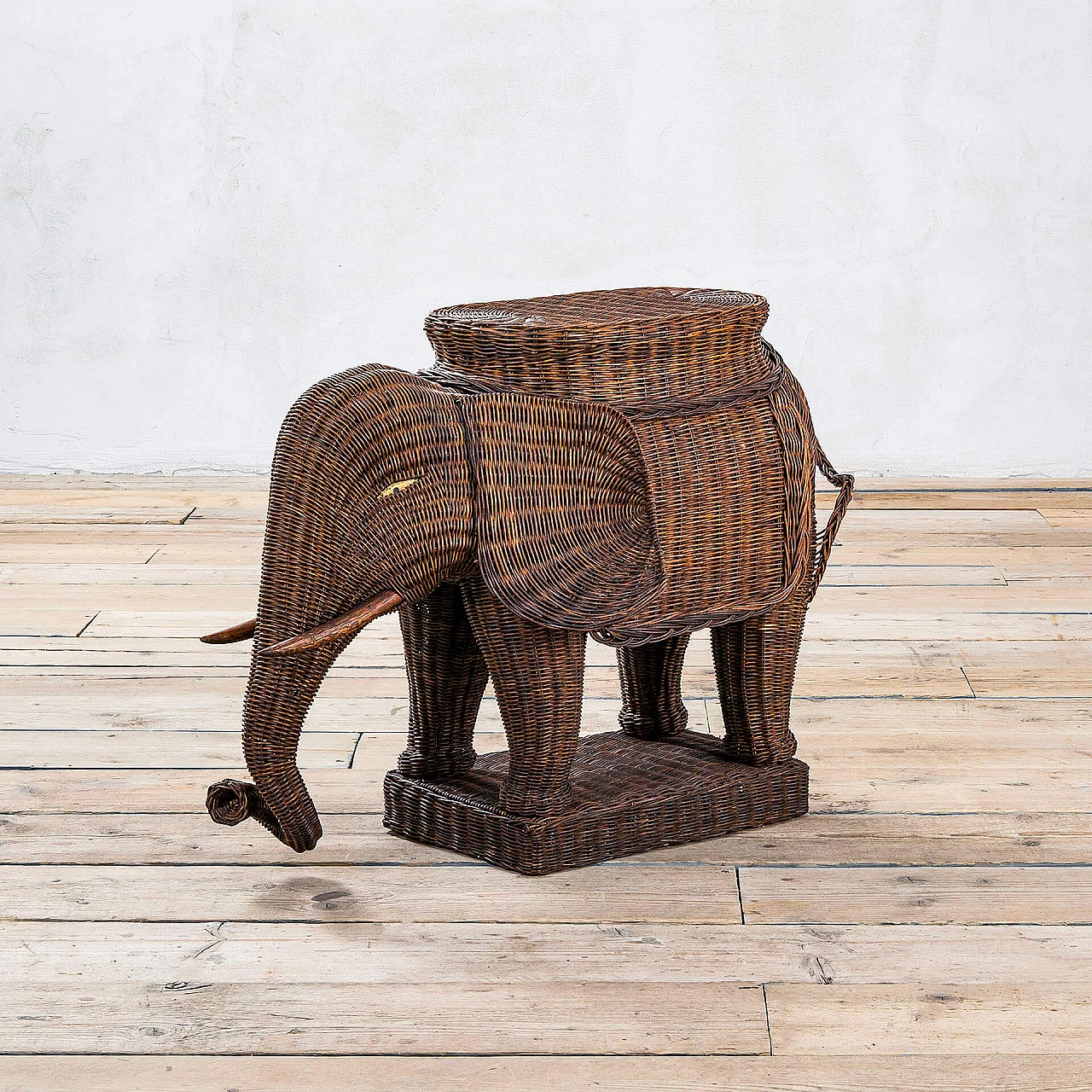 Tavolino in rattan a forma di elefante di Vivai del Sud, anni '70 1