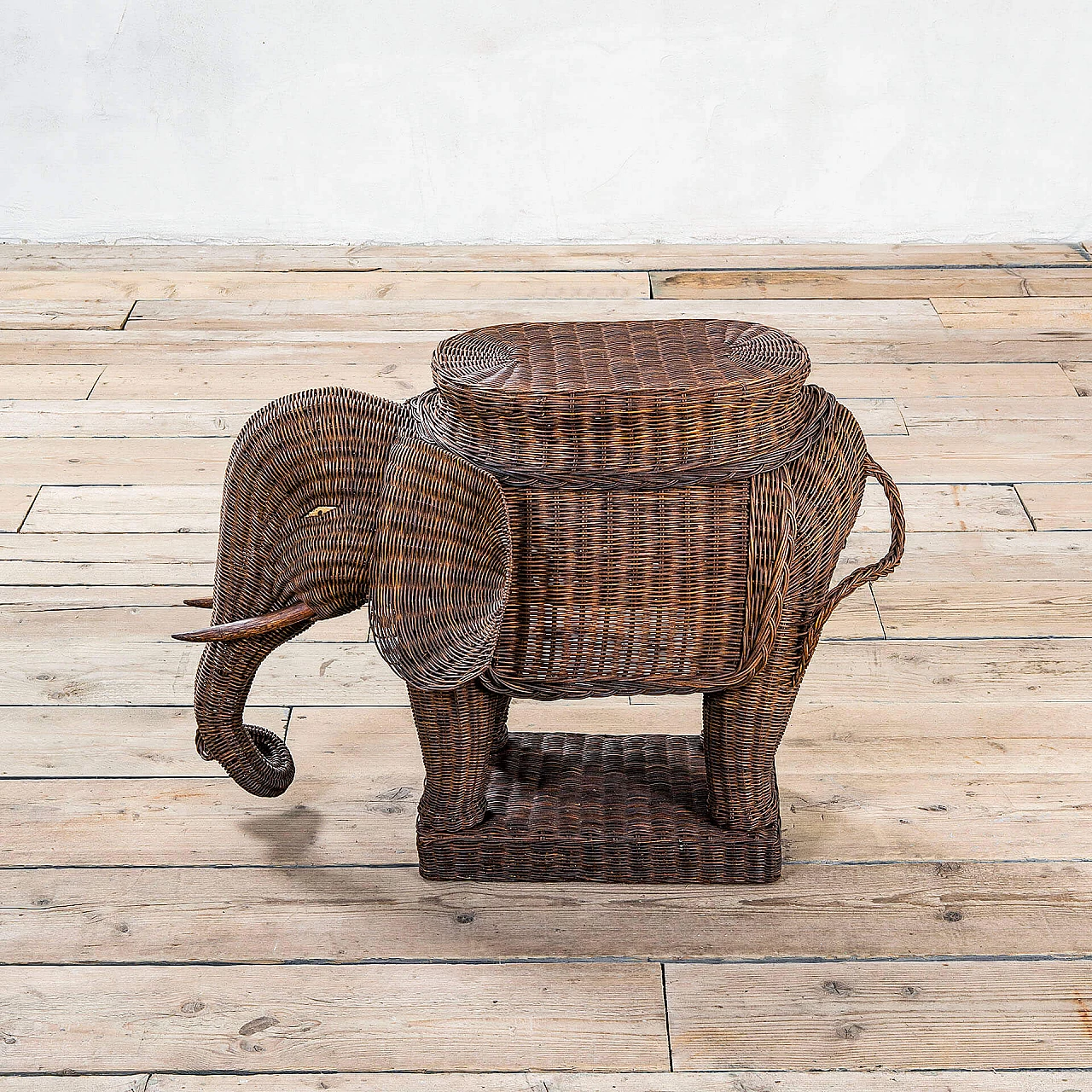 Tavolino in rattan a forma di elefante di Vivai del Sud, anni '70 2