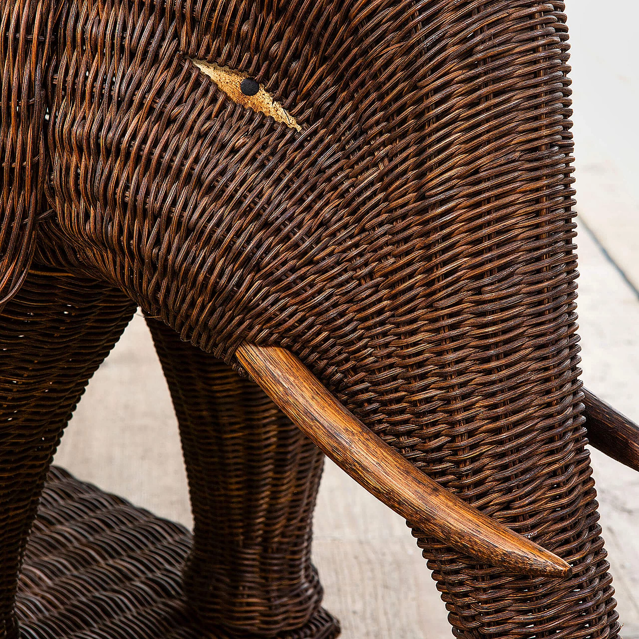 Tavolino in rattan a forma di elefante di Vivai del Sud, anni '70 6