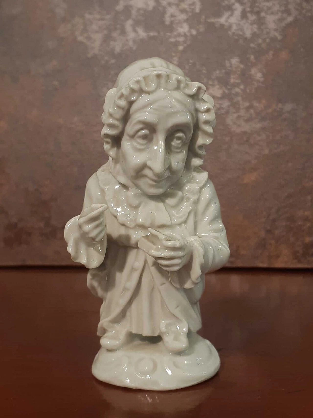 Capodimonte porcelain Caramogio old woman sculpture, early 20th century 1