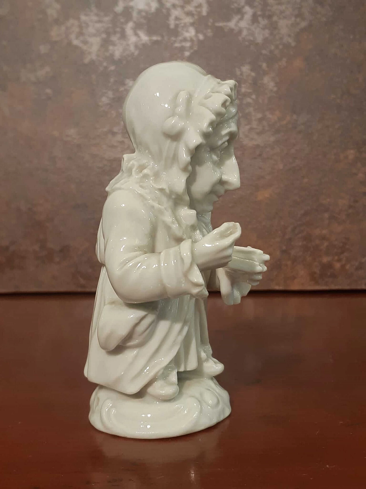 Capodimonte porcelain Caramogio old woman sculpture, early 20th century 5