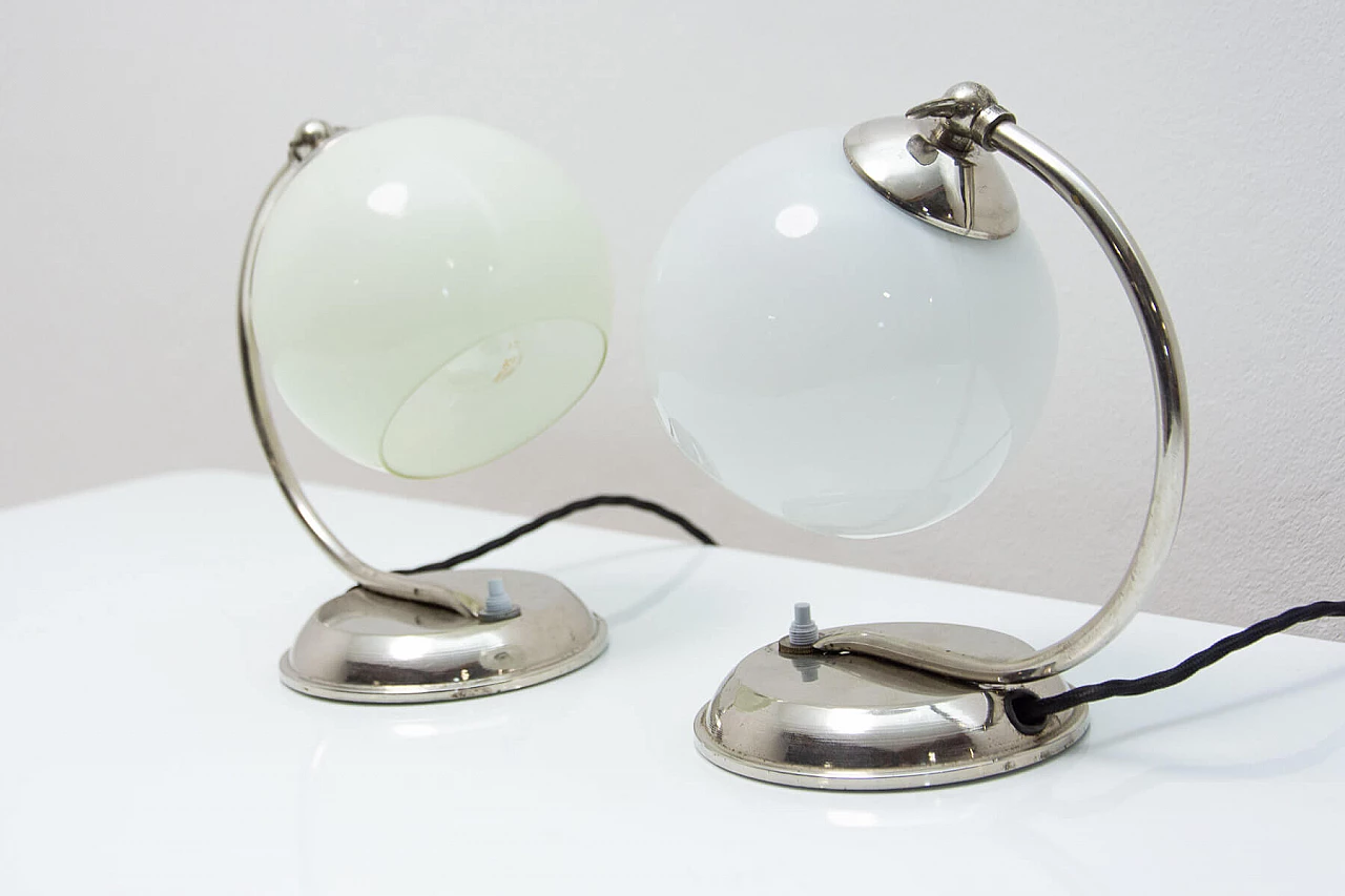Coppia di lampade da tavolo boeme in metallo cromato e vetro, anni '30 5
