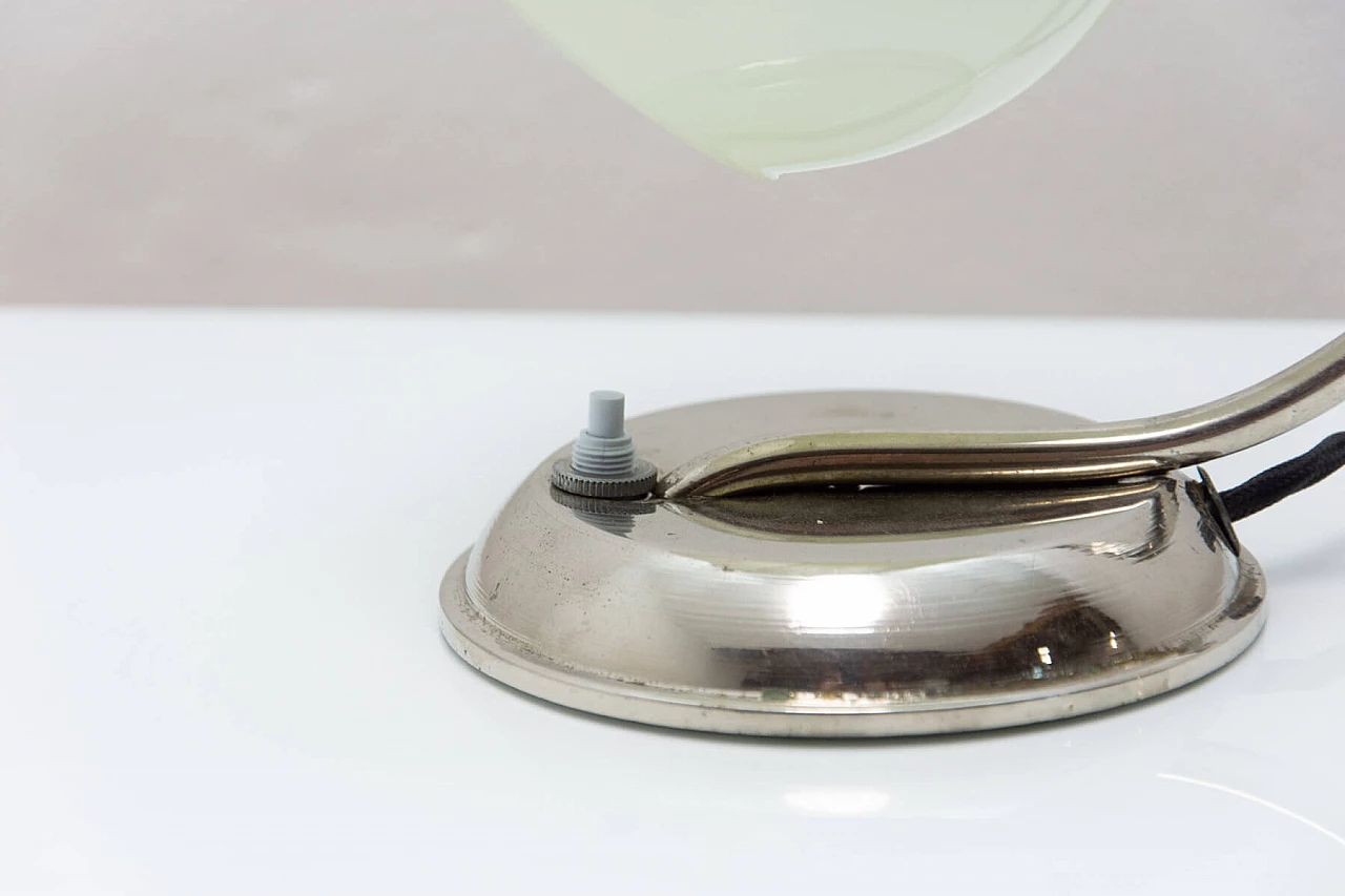 Coppia di lampade da tavolo boeme in metallo cromato e vetro, anni '30 9