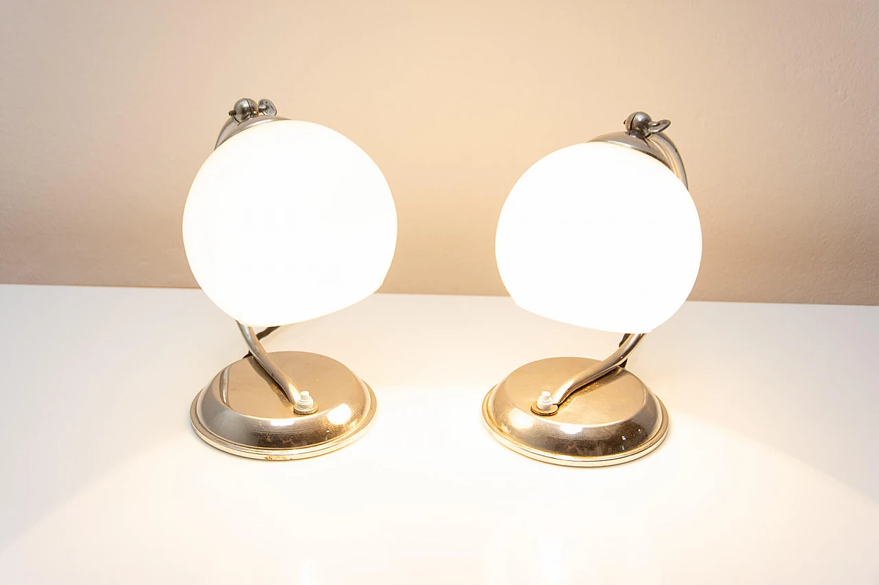Coppia di lampade da tavolo boeme in metallo cromato e vetro, anni '30 18