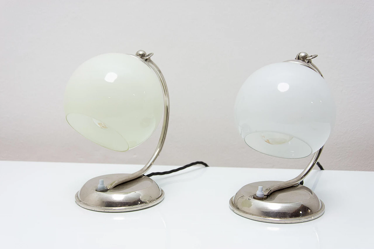 Coppia di lampade da tavolo boeme in metallo cromato e vetro, anni '30 20