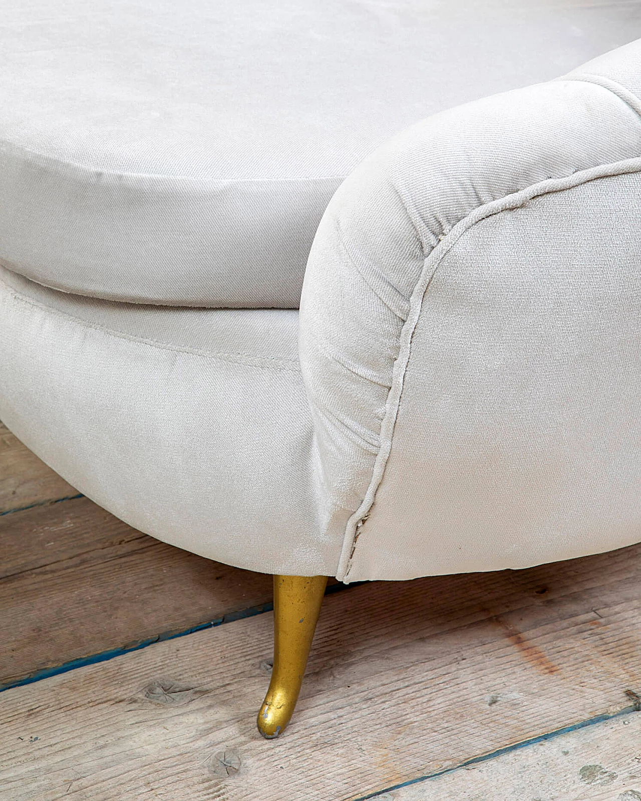 Pair of white fabric and brass armchairs by Gio Ponti for ISA Bergamo, 1950s 2