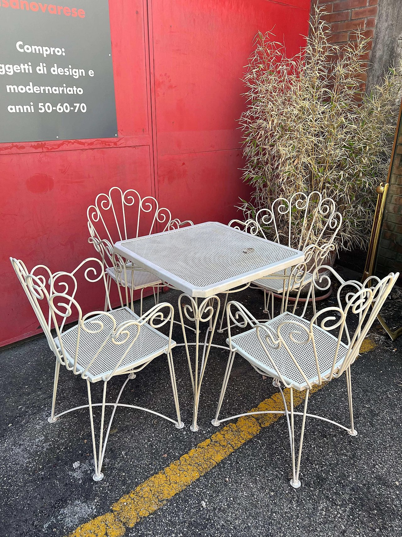 4 Sedie e tavolo da giardino in ferro verniciato bianco, anni '60 2