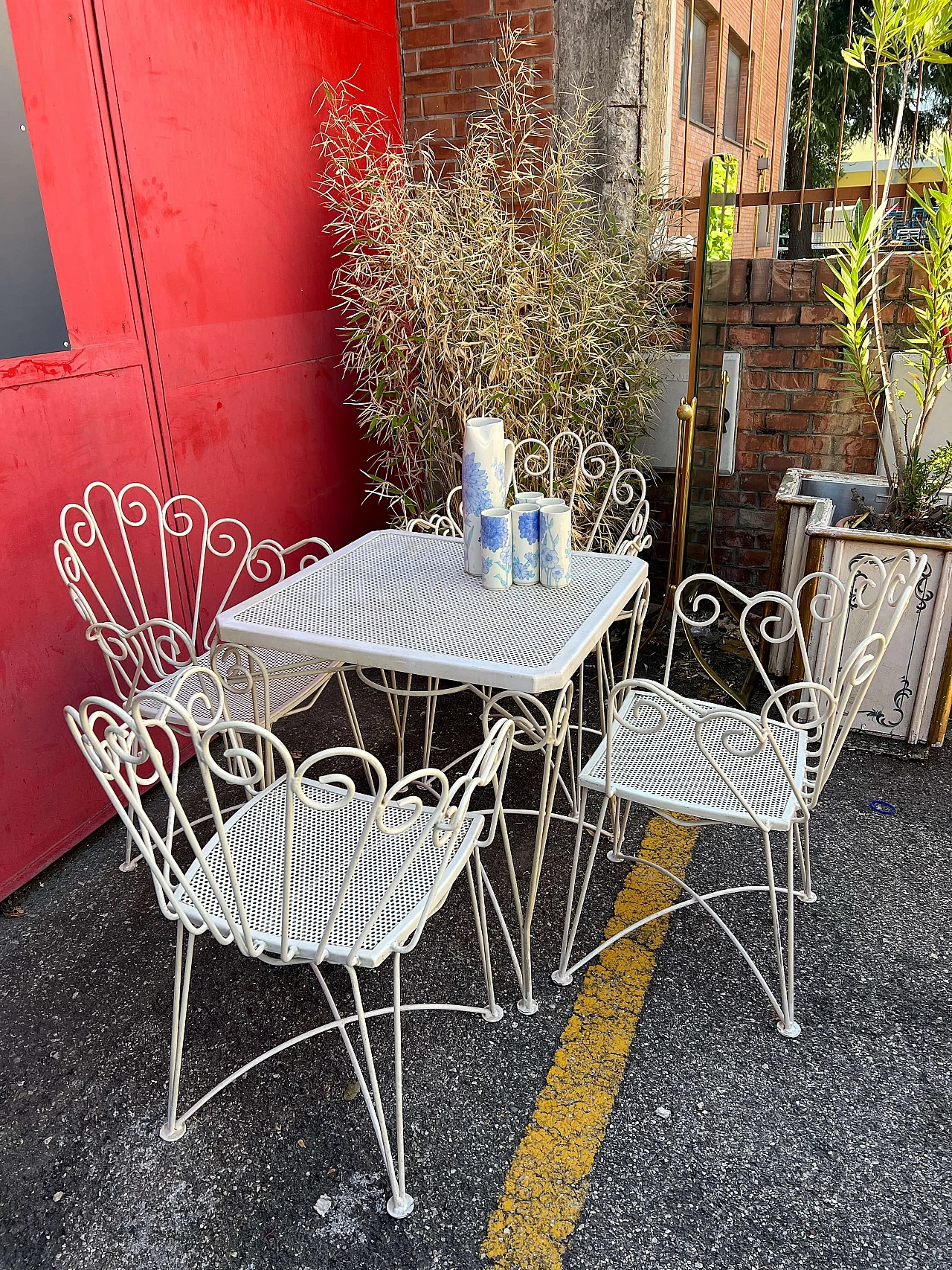 4 Sedie e tavolo da giardino in ferro verniciato bianco, anni '60 3