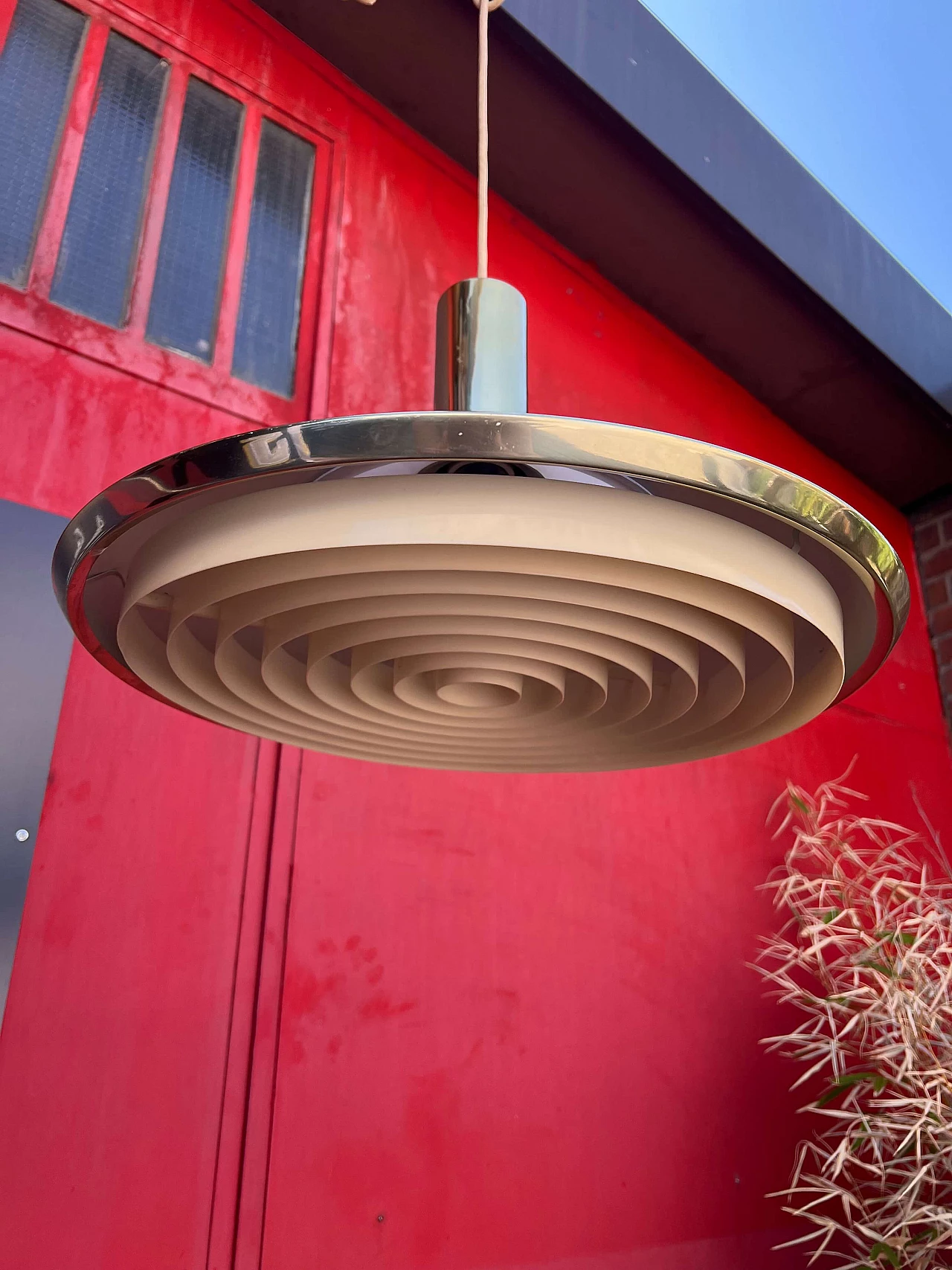 Lampada a sospensione in metallo, plastica e vetro di Louis Poulsen, anni '50 3