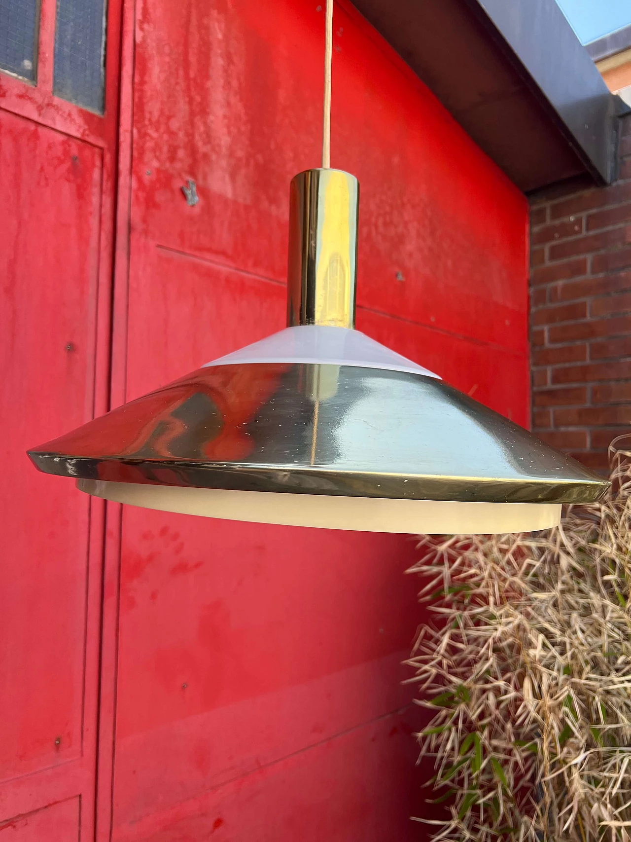 Lampada a sospensione in metallo, plastica e vetro di Louis Poulsen, anni '50 4