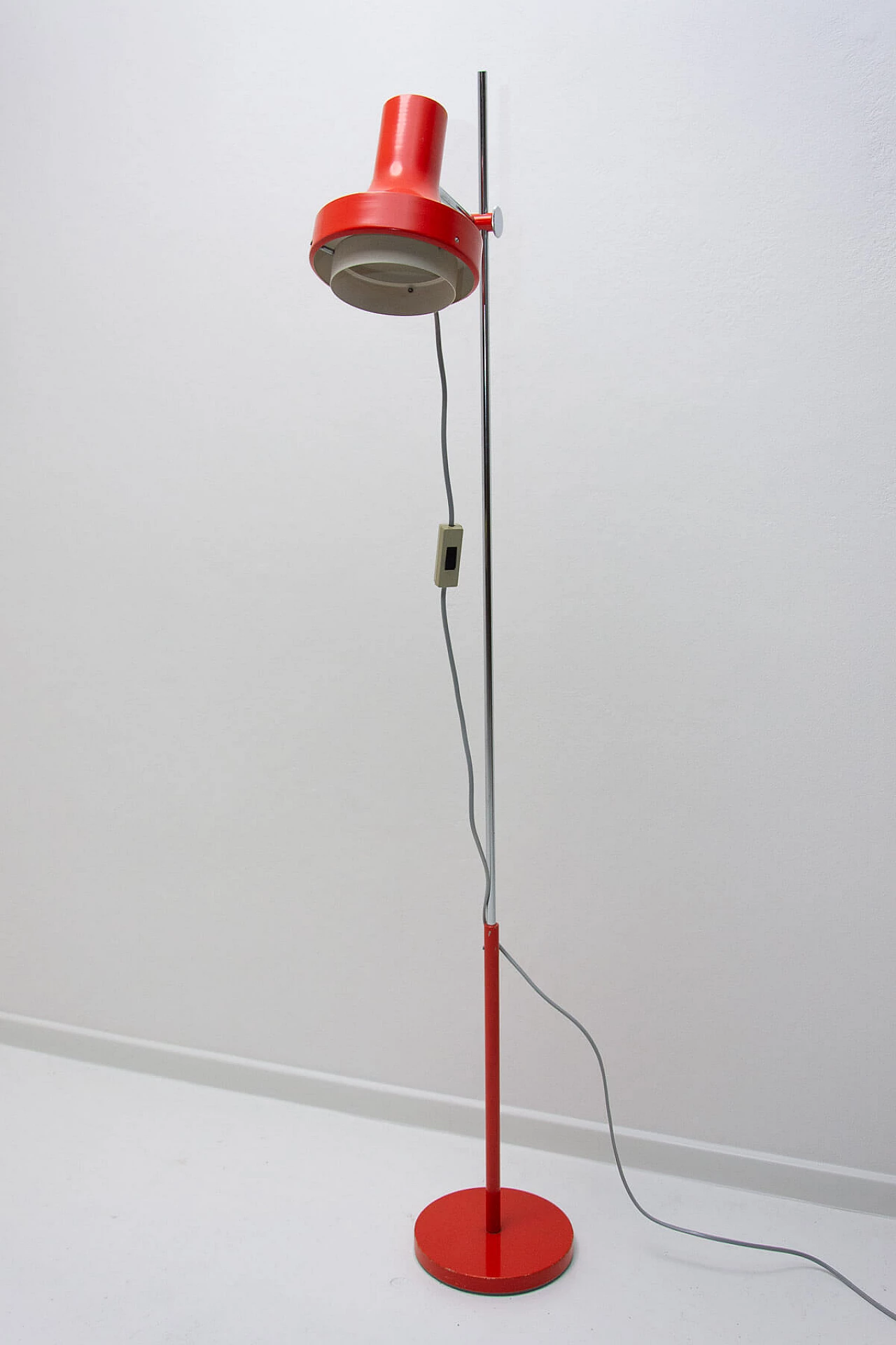 Lampada da terra in alluminio rosso e acciaio cromato di Josef Hurka, anni '70 2