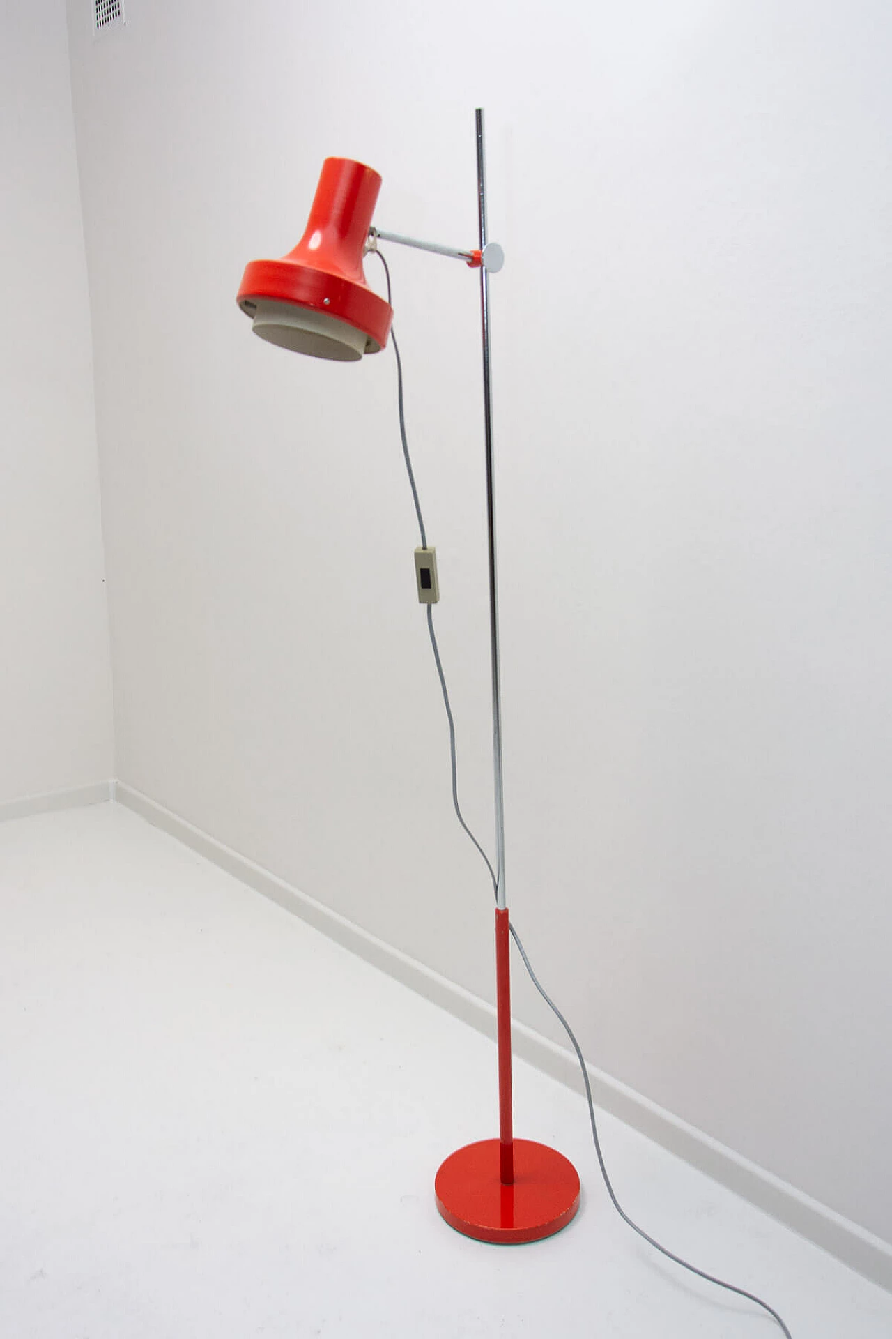 Lampada da terra in alluminio rosso e acciaio cromato di Josef Hurka, anni '70 3
