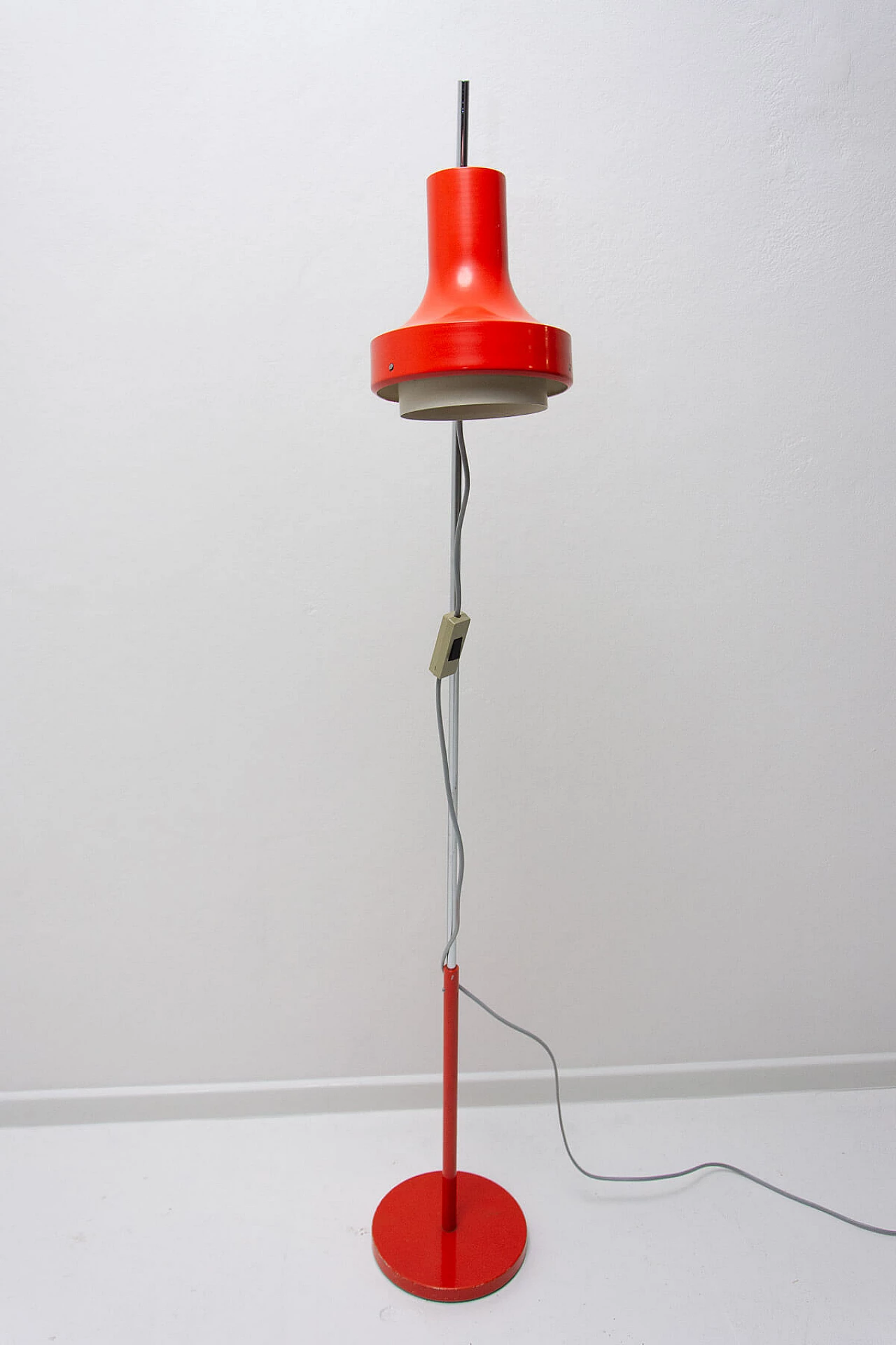 Lampada da terra in alluminio rosso e acciaio cromato di Josef Hurka, anni '70 4