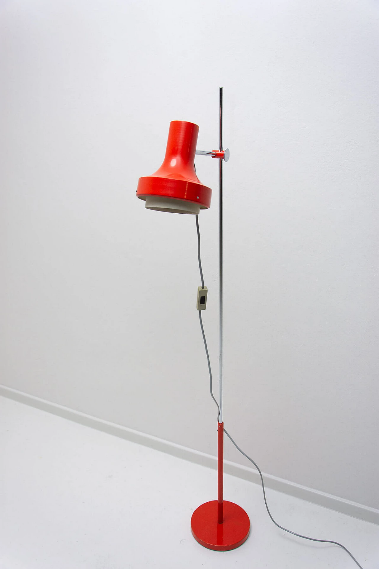 Lampada da terra in alluminio rosso e acciaio cromato di Josef Hurka, anni '70 5