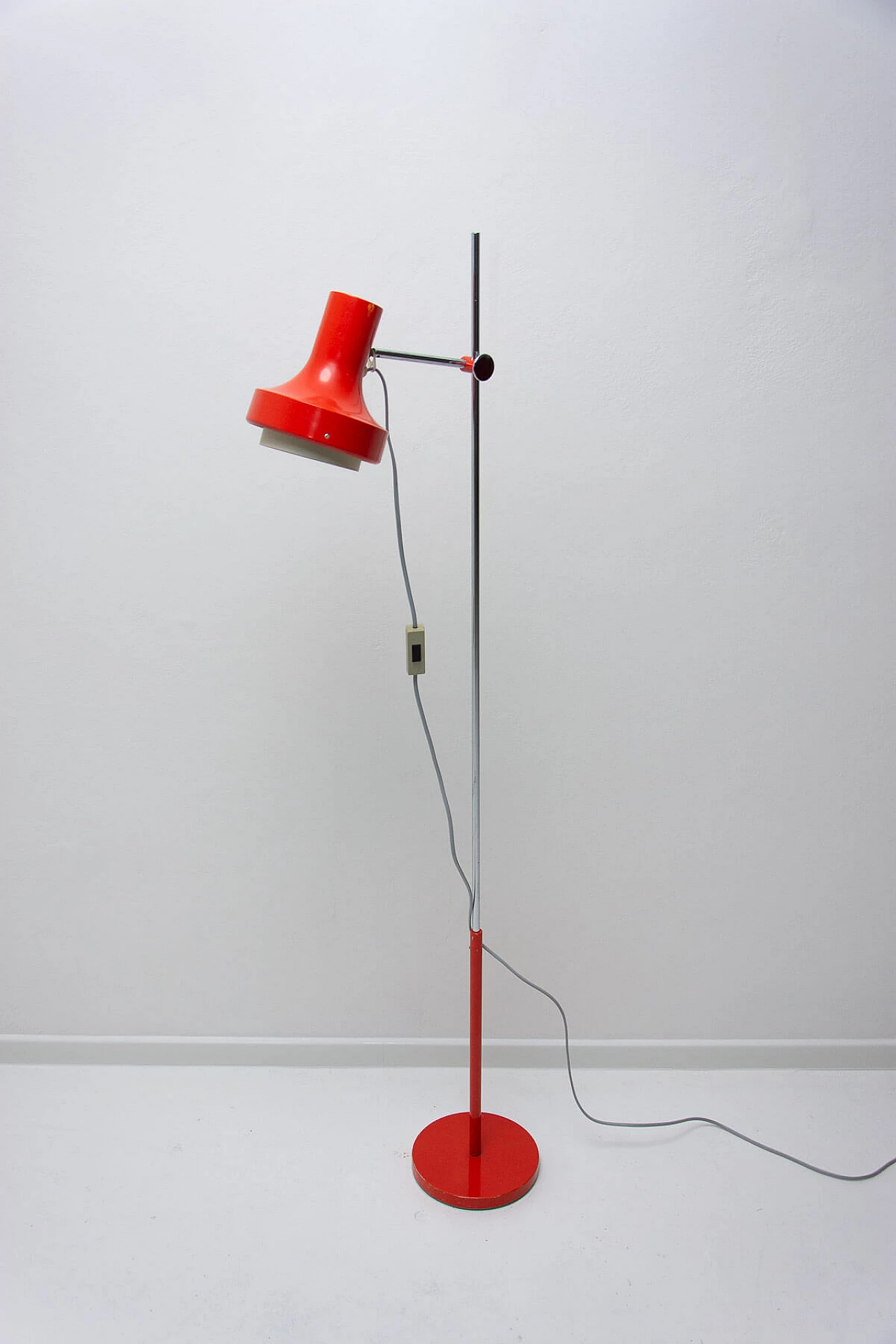 Lampada da terra in alluminio rosso e acciaio cromato di Josef Hurka, anni '70 6