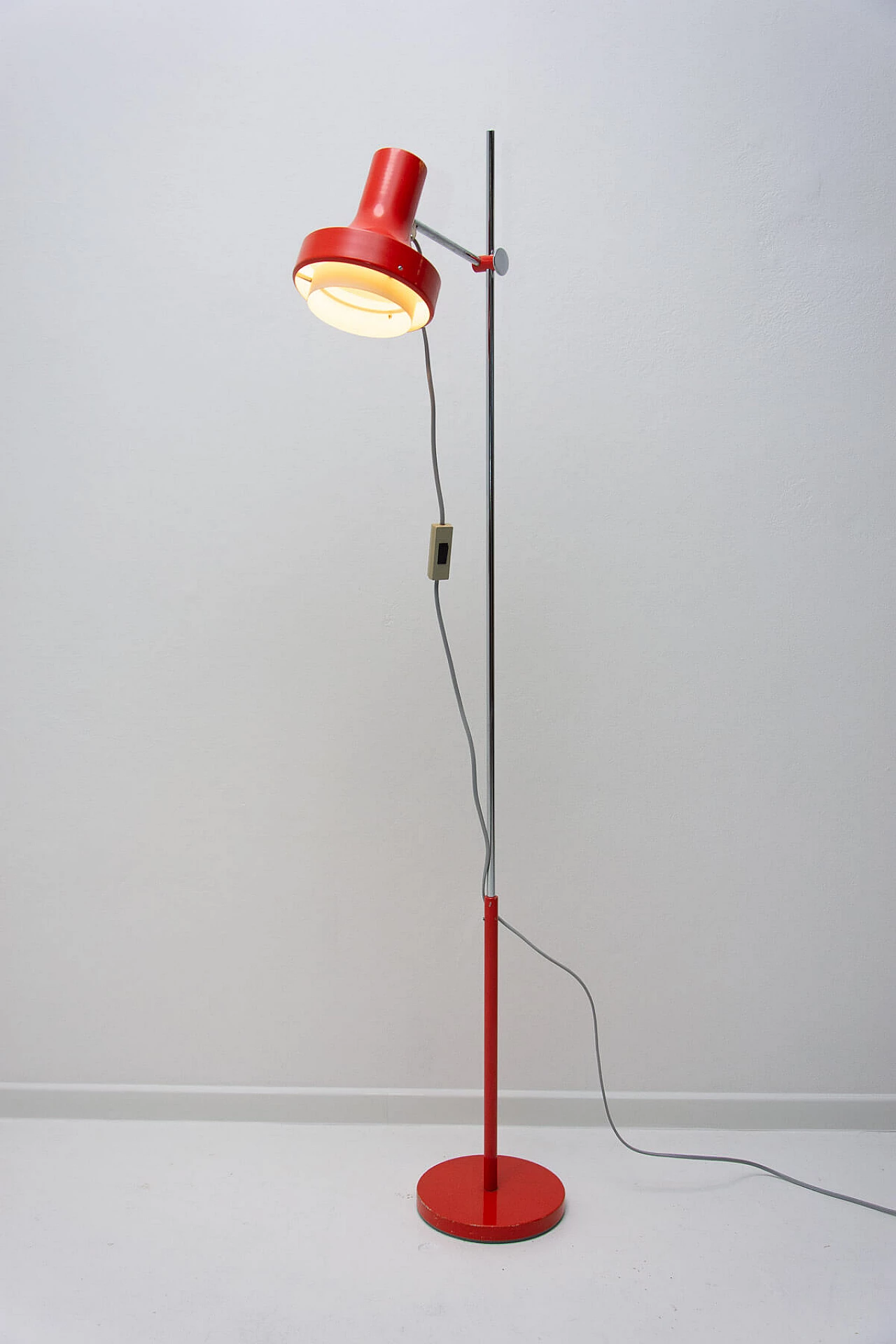 Lampada da terra in alluminio rosso e acciaio cromato di Josef Hurka, anni '70 13