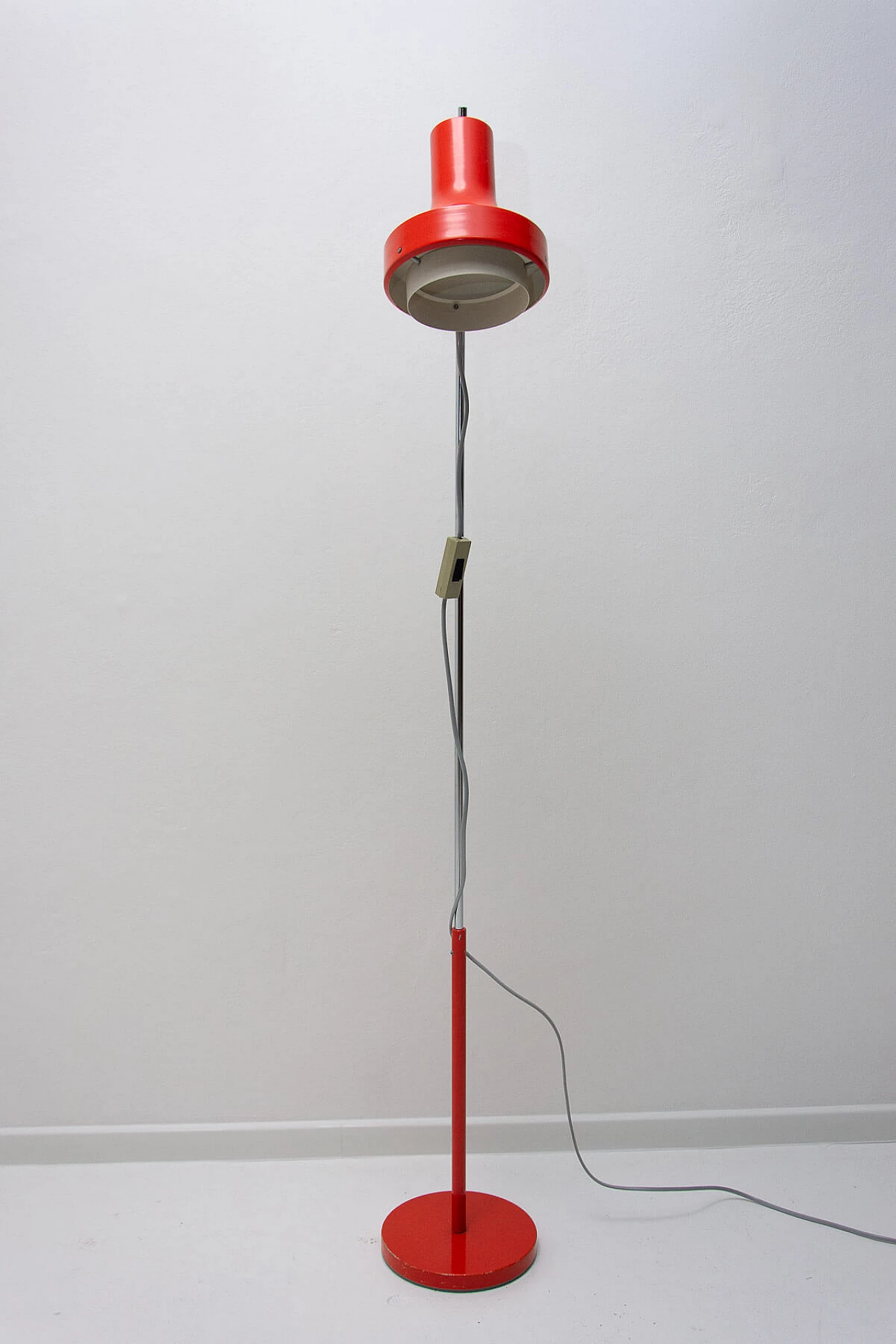 Lampada da terra in alluminio rosso e acciaio cromato di Josef Hurka, anni '70 16