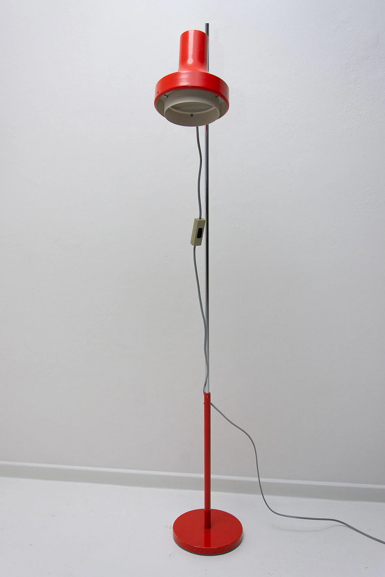 Lampada da terra in alluminio rosso e acciaio cromato di Josef Hurka, anni '70 17