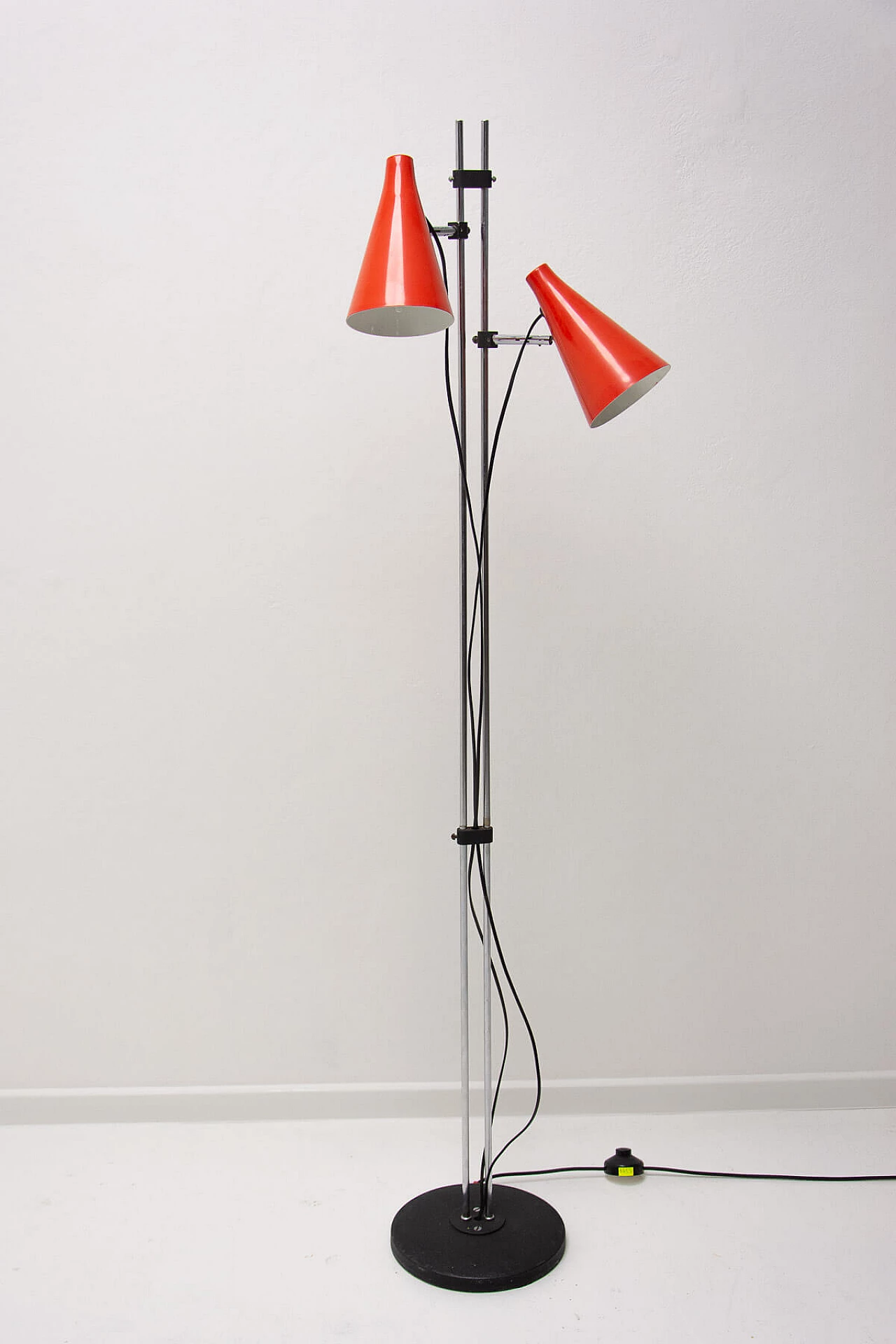Lampada da terra a due luci in metallo cromato e rosso di Josef Hurka, anni '60 2