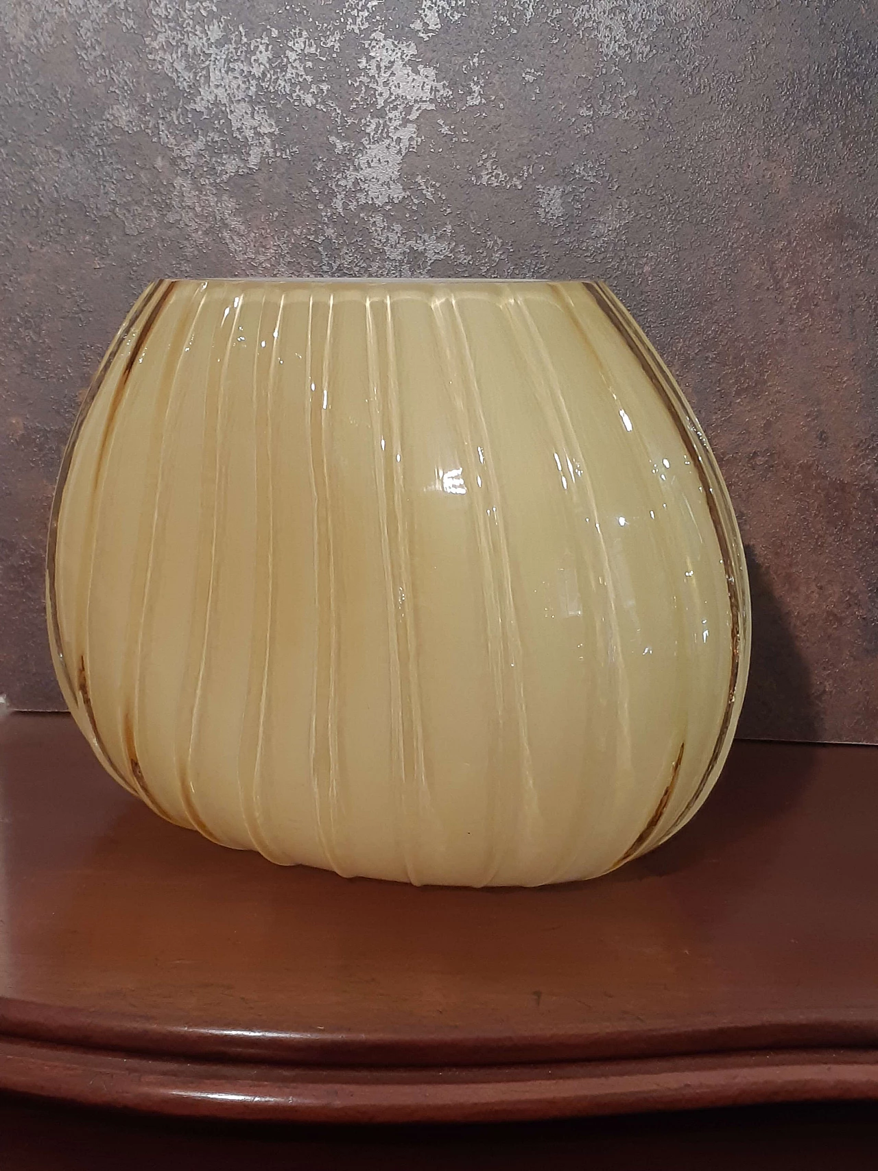 Vaso ovale in vetro soffiato incamiciato giallo, anni 2000 2
