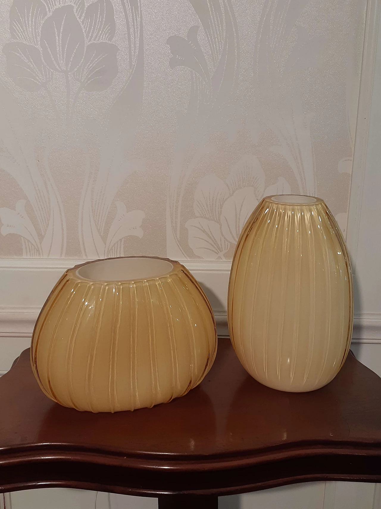 Coppia di vasi ovali in vetro soffiato incamiciato giallo, anni 2000 1
