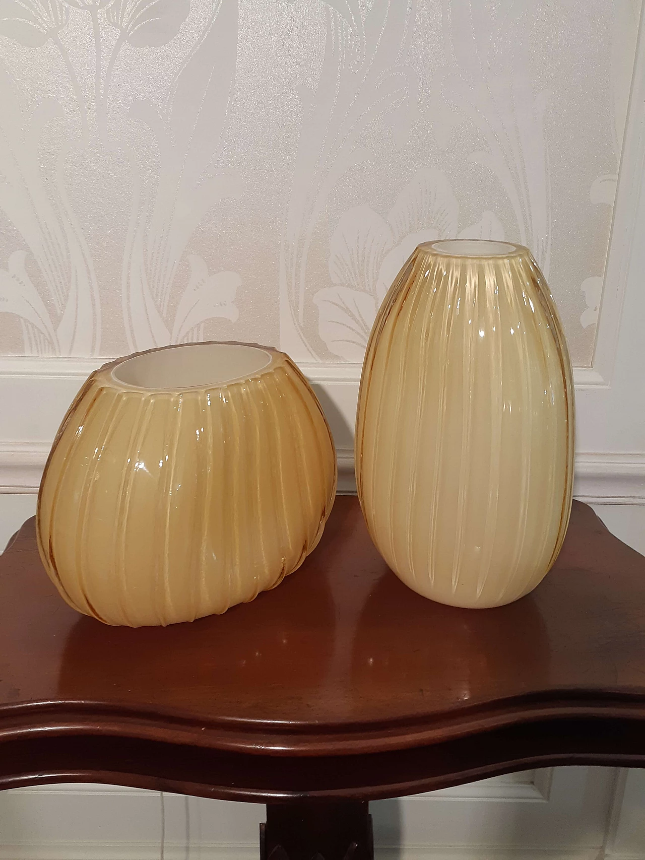 Coppia di vasi ovali in vetro soffiato incamiciato giallo, anni 2000 3
