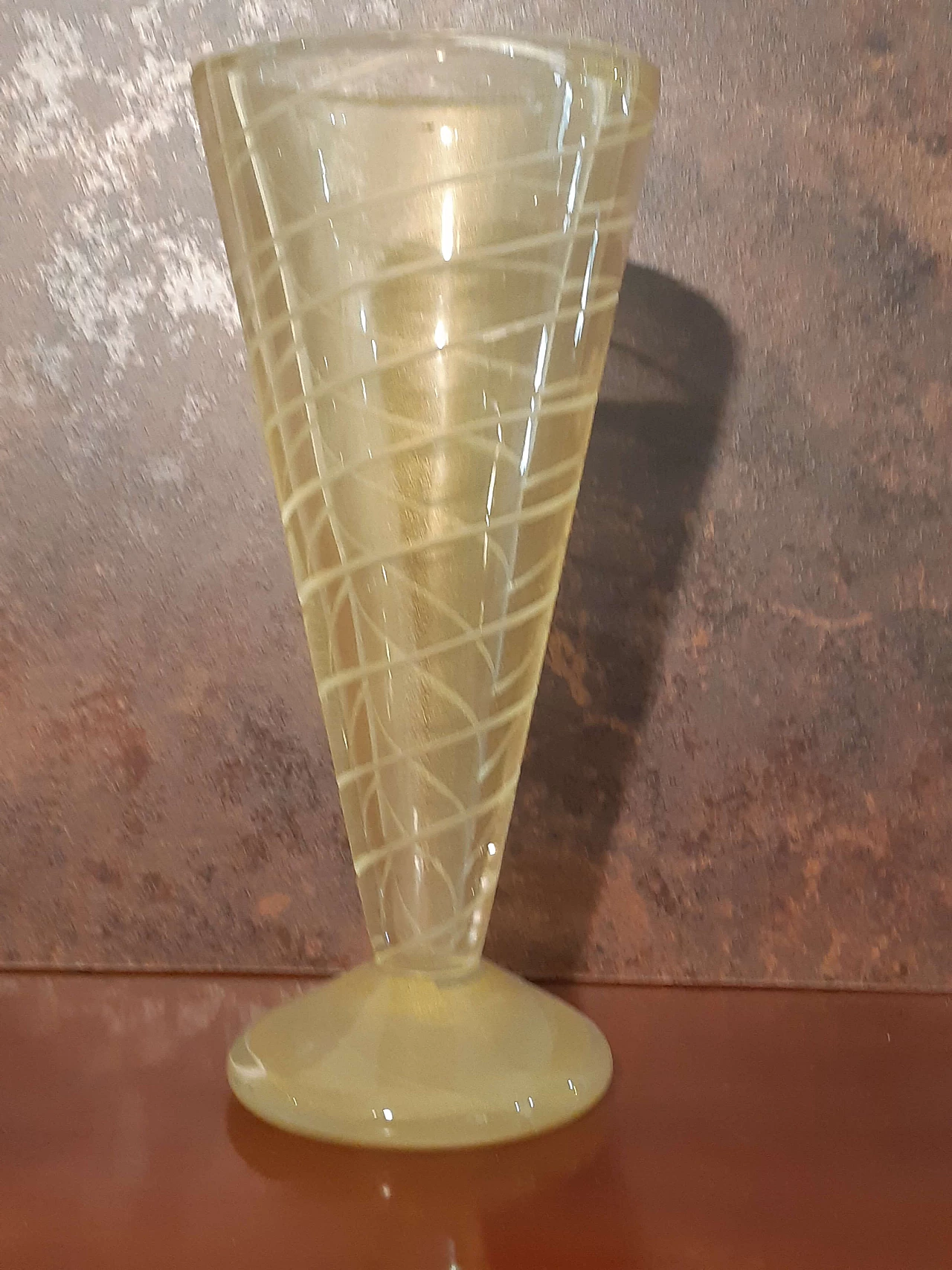 Vaso a calice in vetro soffiato giallo con polvere d'oro e decoro a spirale, anni '70 1